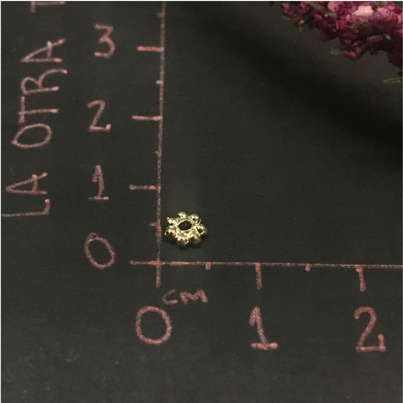 MO36 Mostacilla Separador Florcita 4 mm Accesorio Baño Oro Accesorio hecho de Bronce Bañado en Oro 18K Joyas Bañadas en Oro