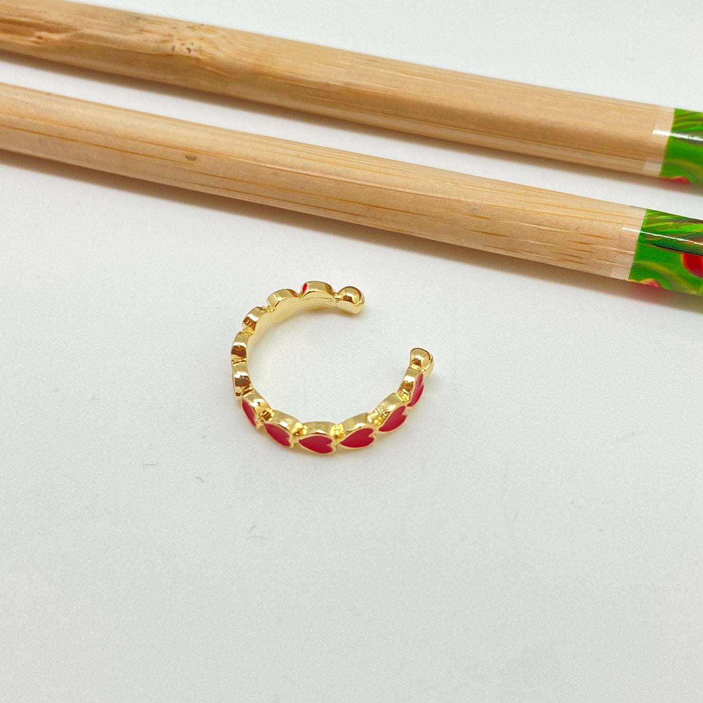 WO61 Anillo Ajustable Corazones con resina color Dia. 18 mm ancho 4 mm Anillo Baño Oro