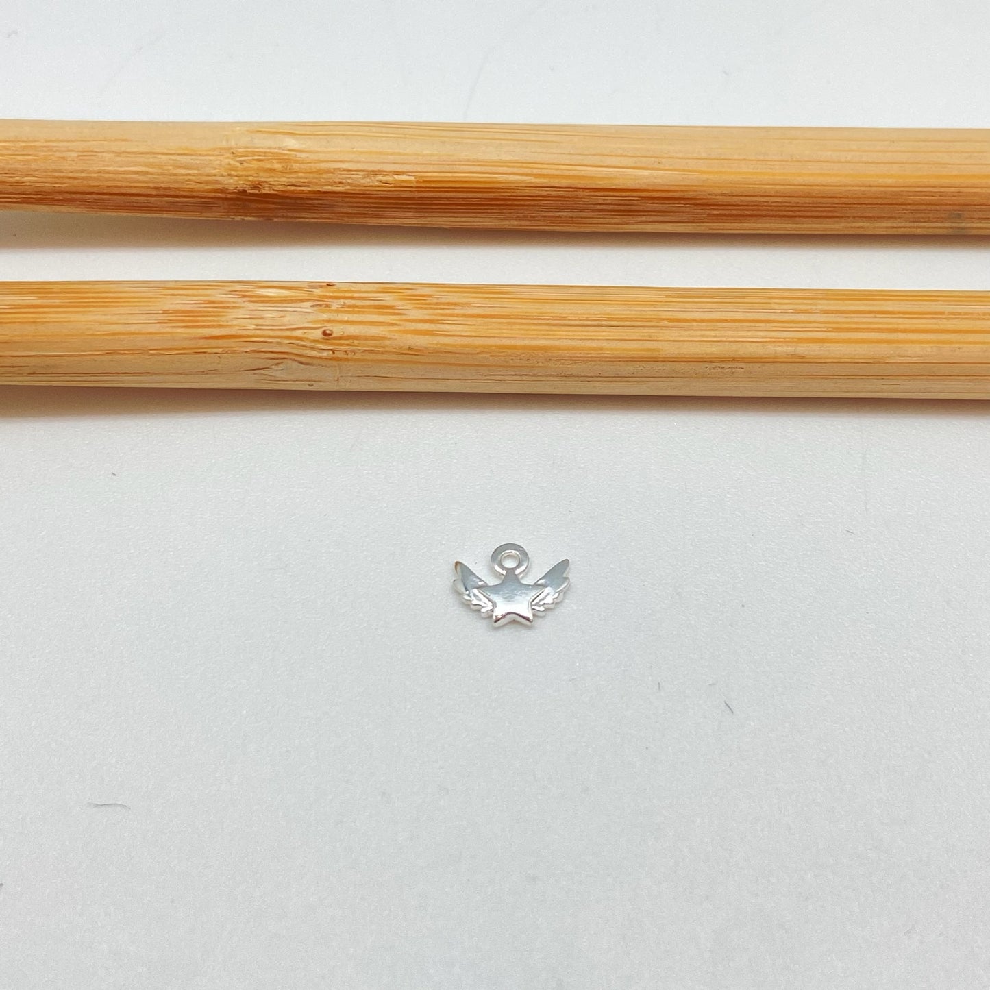 FP1020 Colgante mini estrella Alada 5 x 7 mm mas argollita Figura Baño Plata Figuras Bañadas hecho de Bronce Bañado en Plata 50 ml Joyas Bañadas en Plata