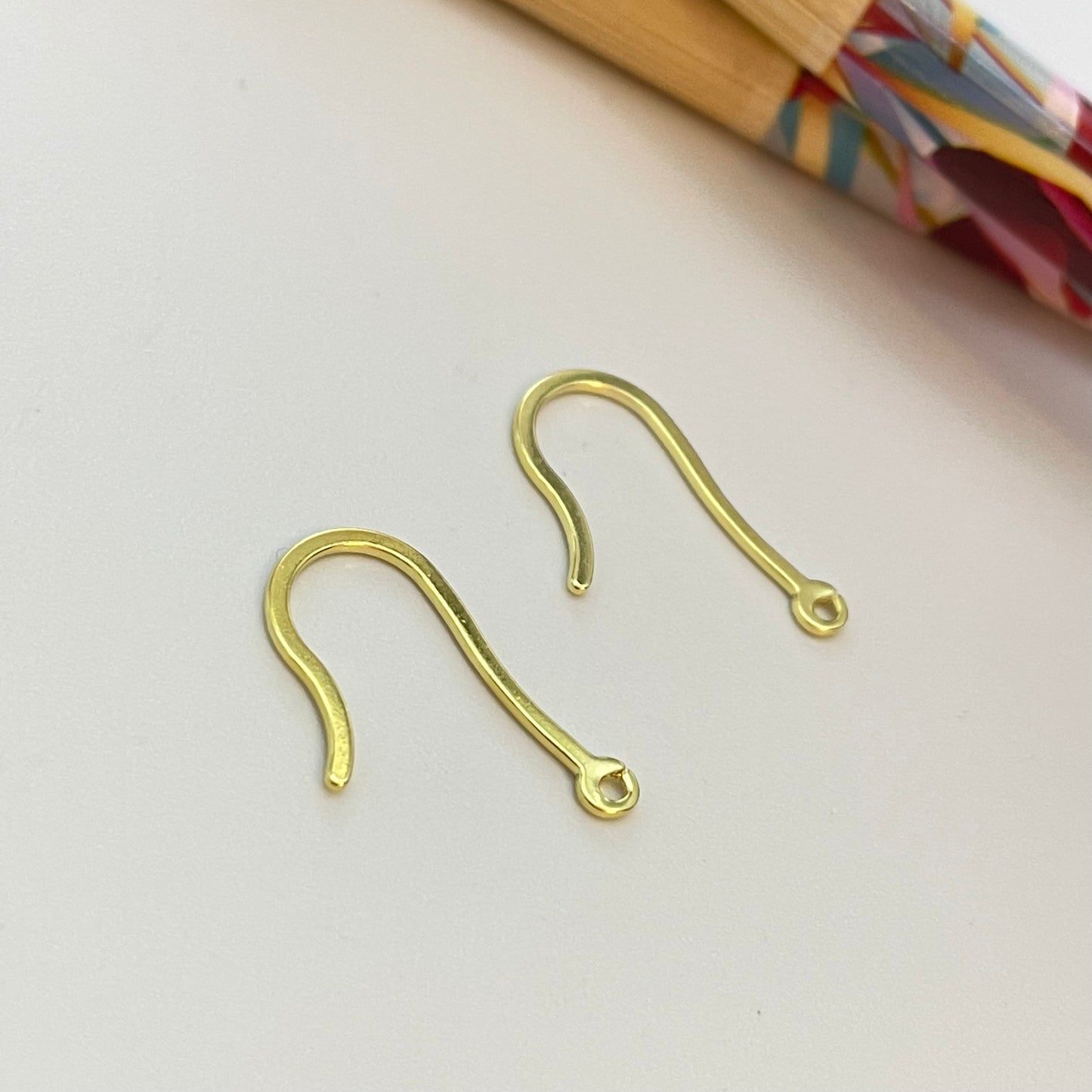 AO121 Terminal Tapa Nudo dia. 2.5 mm mas argollita 1 perforación de 1 mm Accesorio Baño Oro Accesorios Bañados hecho de Bronce Bañado en Oro 18K Joyas Bañadas en Oro