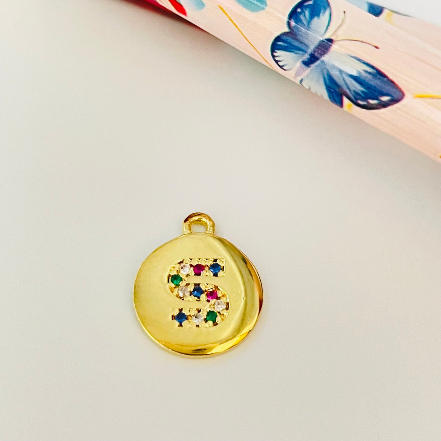 FO912 Colgante Redondo Letra en Circones Multicolor 11 mm más argollita Figura Baño Oro Figuras Bañadas en Oro y Plata hecho de Bronce Bañado en Oro 18K Joyas Bañadas en Oro