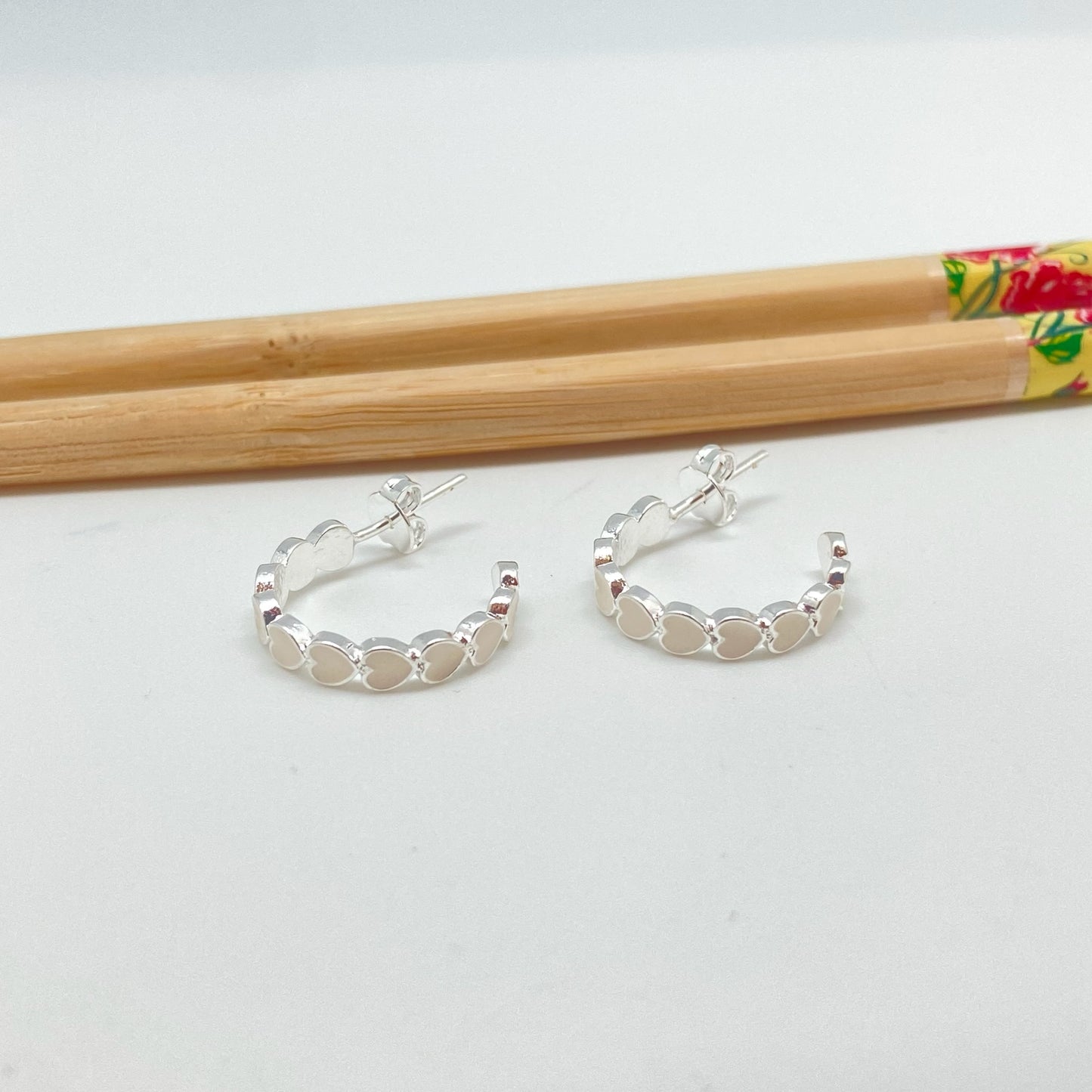 XP301 Aro Argolla Corazones con resina color Dia. 15 mm ancho 4 mm Aro Baño Plata