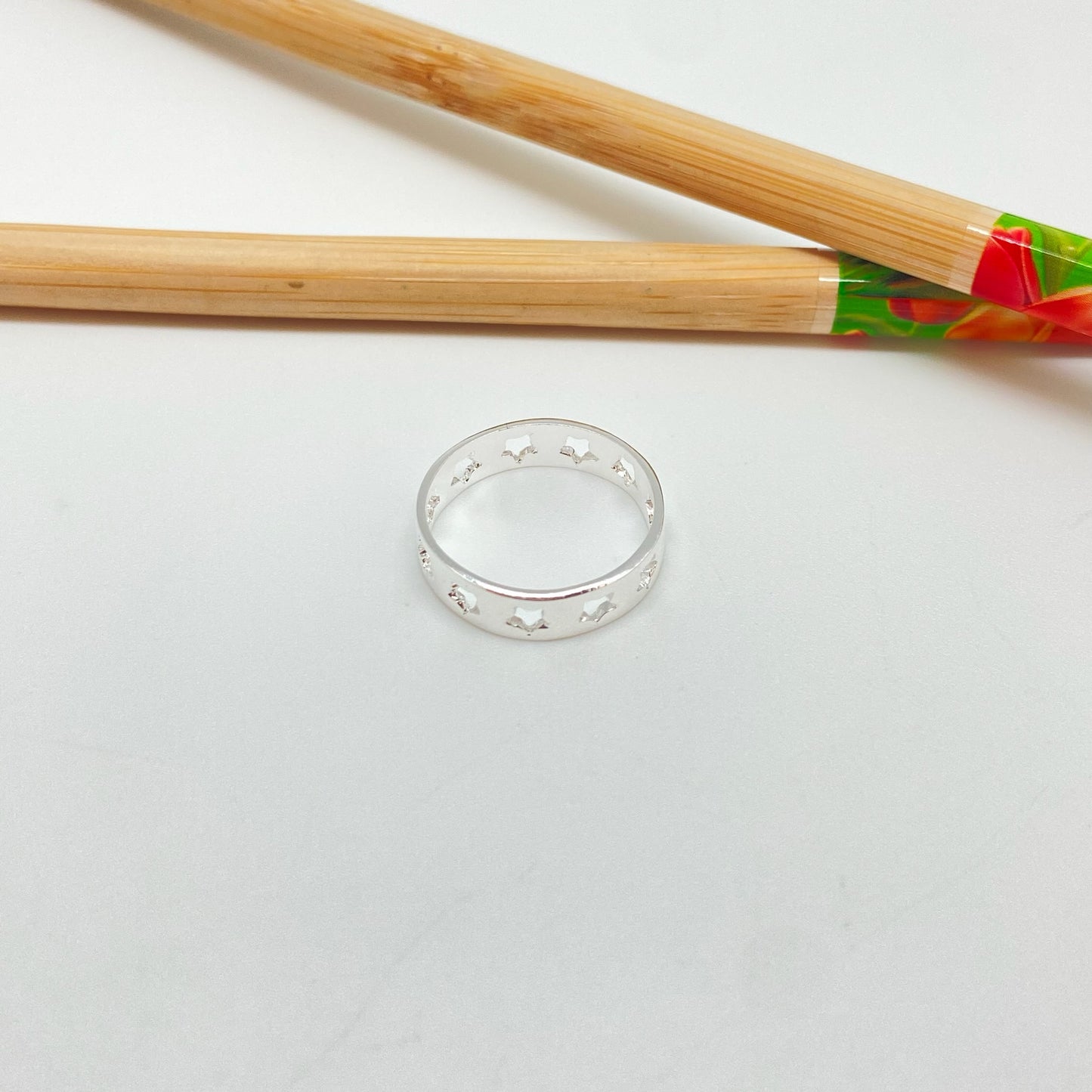 WP60 Anillo Estrellas caladas Ancho argolla 6 mm Anillo Baño Plata Anillos Bañados hecho de Bronce Bañado en Plata 50 ml Joyas Bañadas en Plata