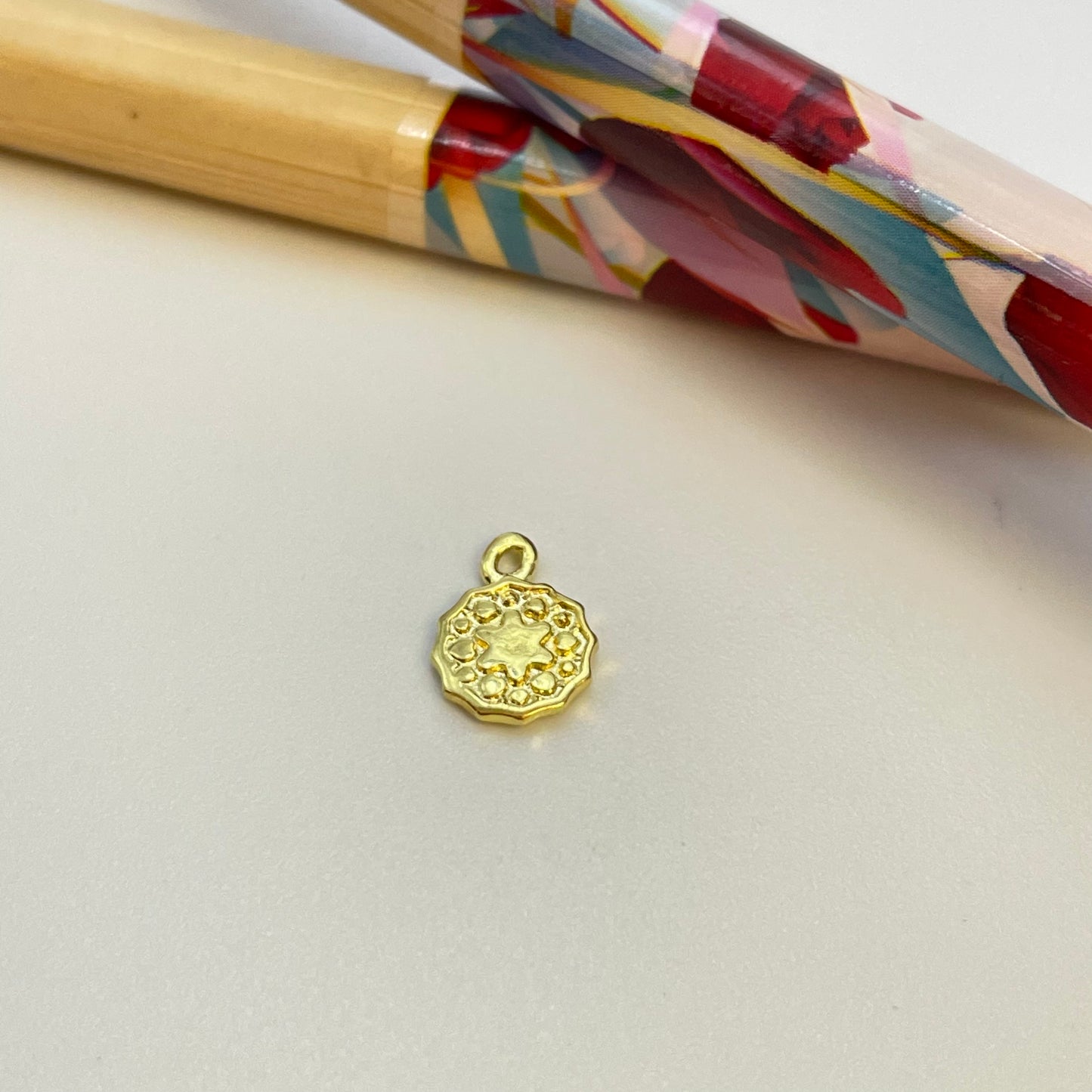 FO1018 Colgante mini mandala borde irregular estrella estampada dia. 6 mm más argollita Figura Baño Oro