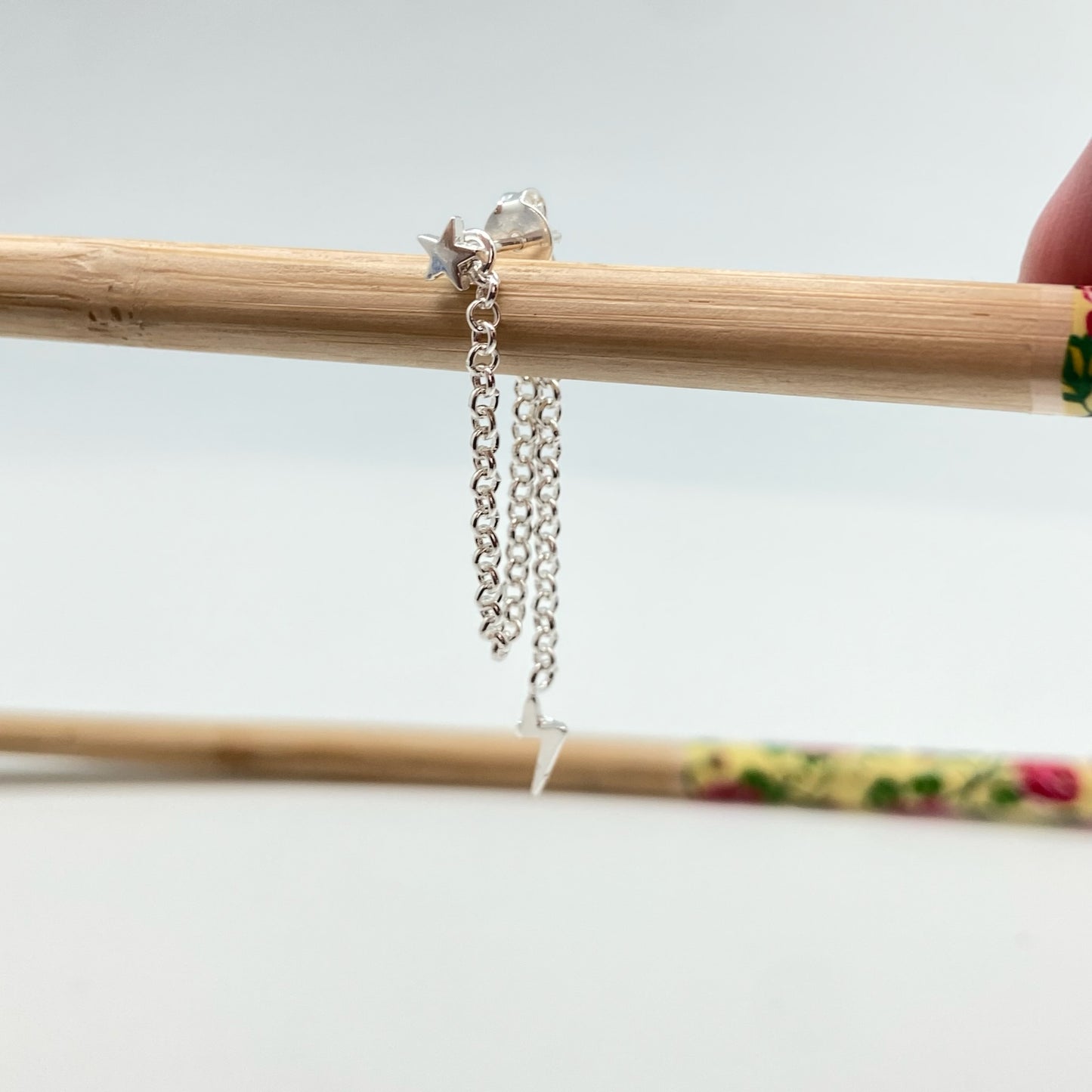 XP306 Aro base mini estrella 4 mm y mini rayo 10x4 mm colgado en cadena de 2.5 cm largo Aro Baño Plata