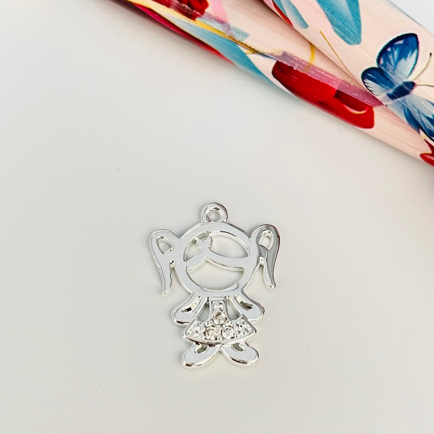 FP914 Colgante Niñita con circones 15x12 mm más argollita Figura Baño Plata