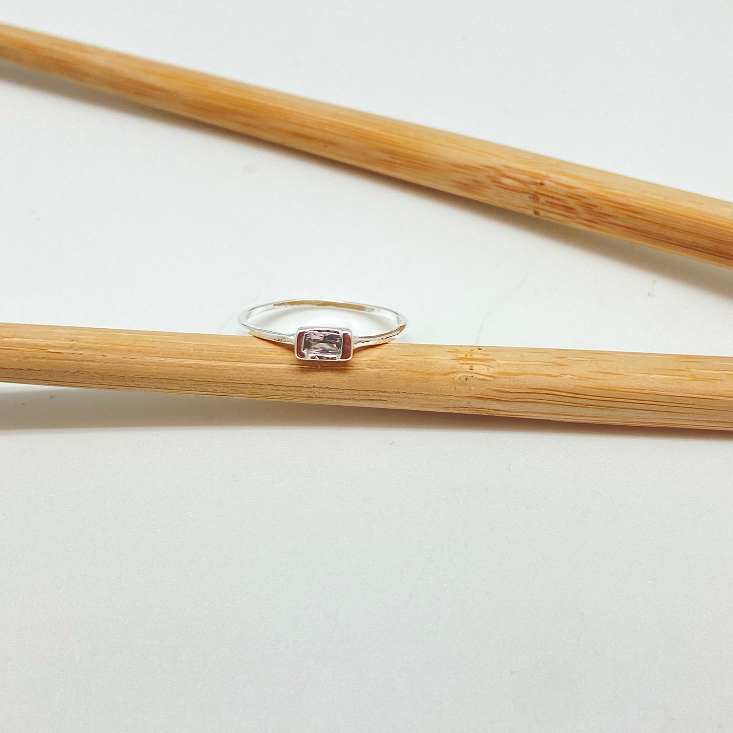WP56 Anillo 1 circon cristal baguette 4x2 mm argolla 1 mm espesor Anillo Baño Plata Anillos Bañados hecho de Bronce Bañado en Plata 50 ml Joyas Bañadas en Plata
