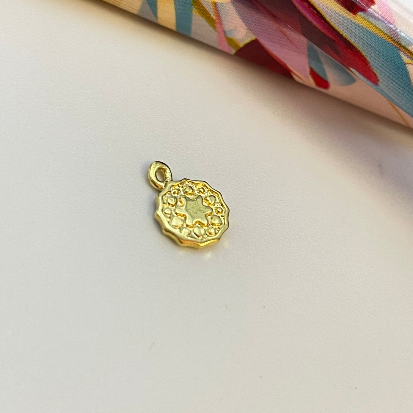 FO1018 Colgante mini mandala borde irregular estrella estampada dia. 6 mm más argollita Figura Baño Oro