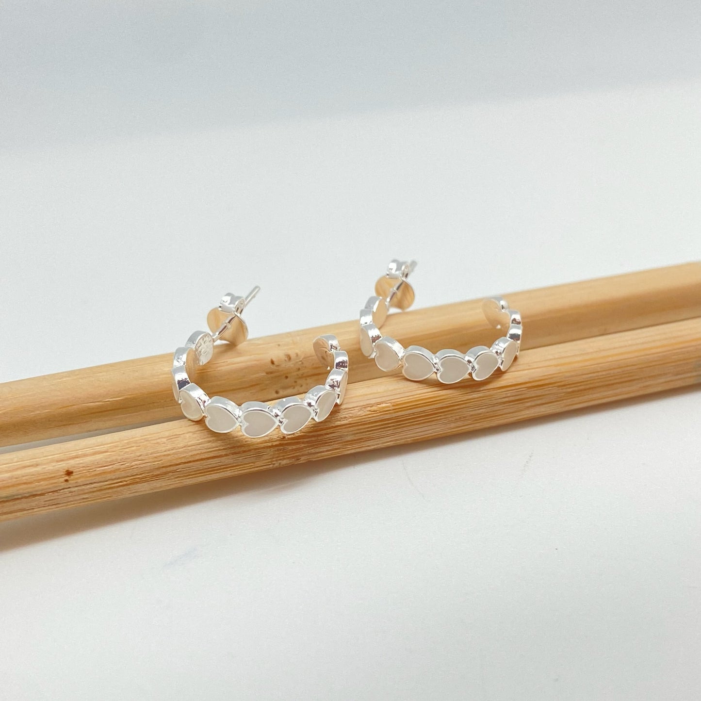 XP301 Aro Argolla Corazones con resina color Dia. 15 mm ancho 4 mm Aro Baño Plata