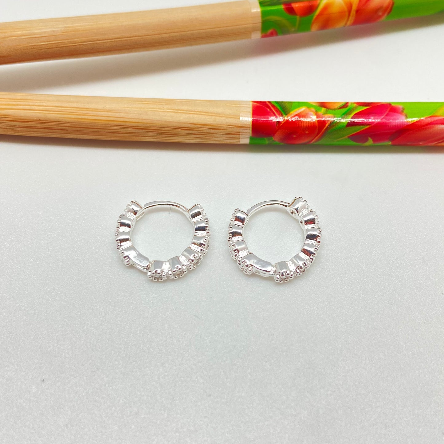 XP249 Aro Argolla de Presión 6 Circones Circón Cristal y 4 Mini Flores posteriores Bordes Rutilados diá. 15 mm Ancho 3 mm Aro Baño Plata