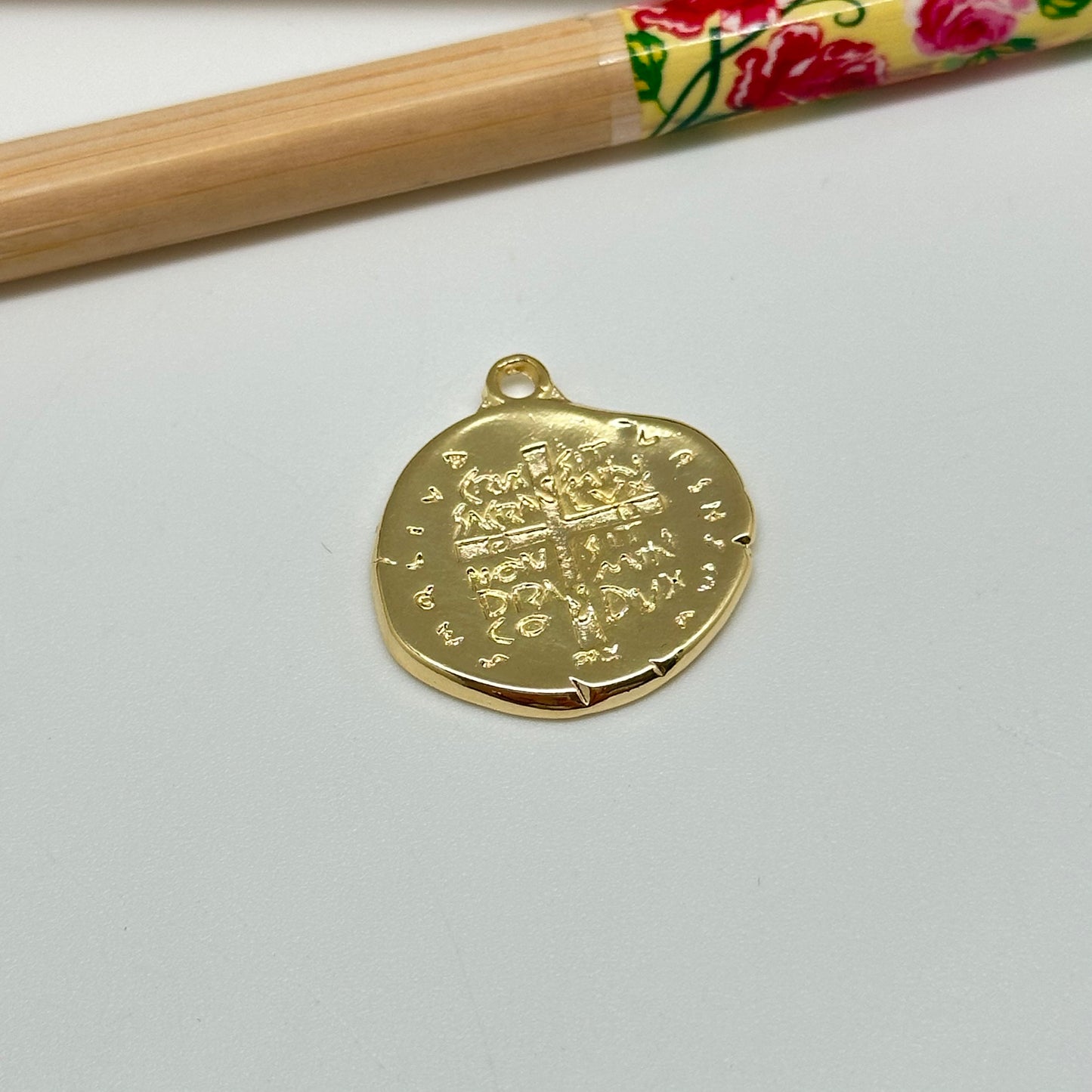 FO1033 Colgante medalla Cruz en relieve con inscripción borde irregular doble faz 18 x 20 mm mas argollita Figura Baño Oro