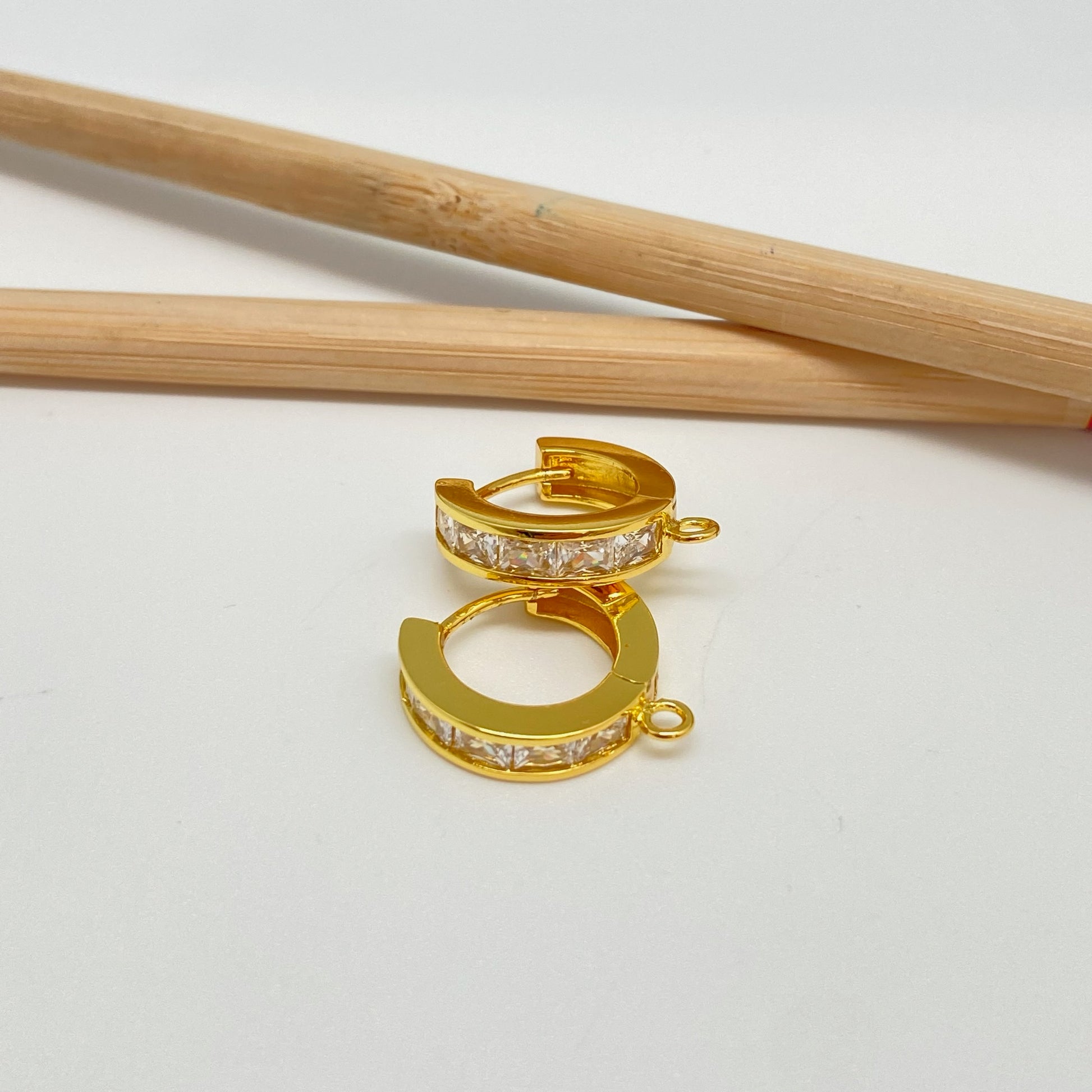 XO268 Aro Argolla con Circones a Presión con Argollita Diá. 15 mm Ancho 5 mm Aro Baño Oro Aros Bañados hecho de Bronce Bañado en Oro 18K Joyas Bañadas en Oro