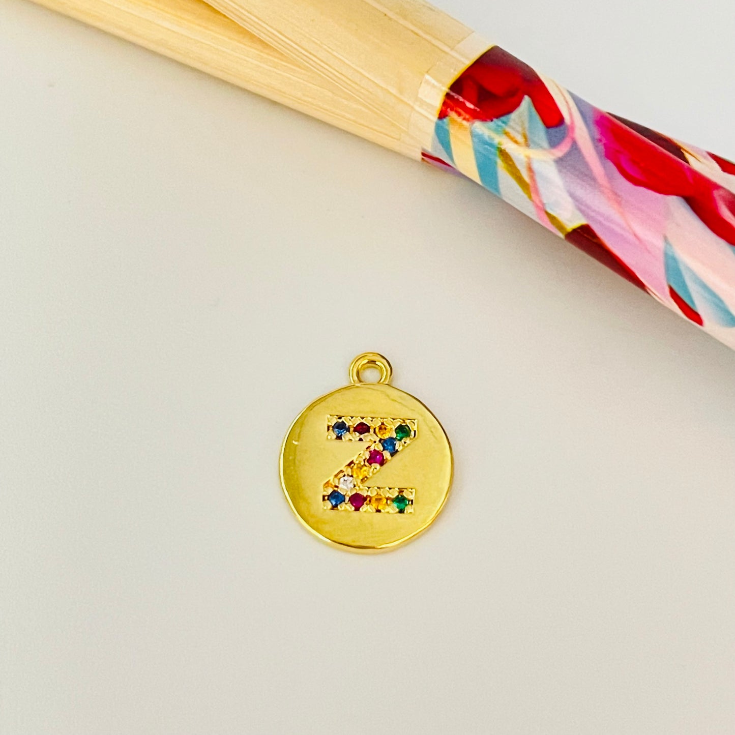 FO912 Colgante Redondo Letra en Circones Multicolor 11 mm más argollita Figura Baño Oro Figuras Bañadas en Oro y Plata hecho de Bronce Bañado en Oro 18K Joyas Bañadas en Oro