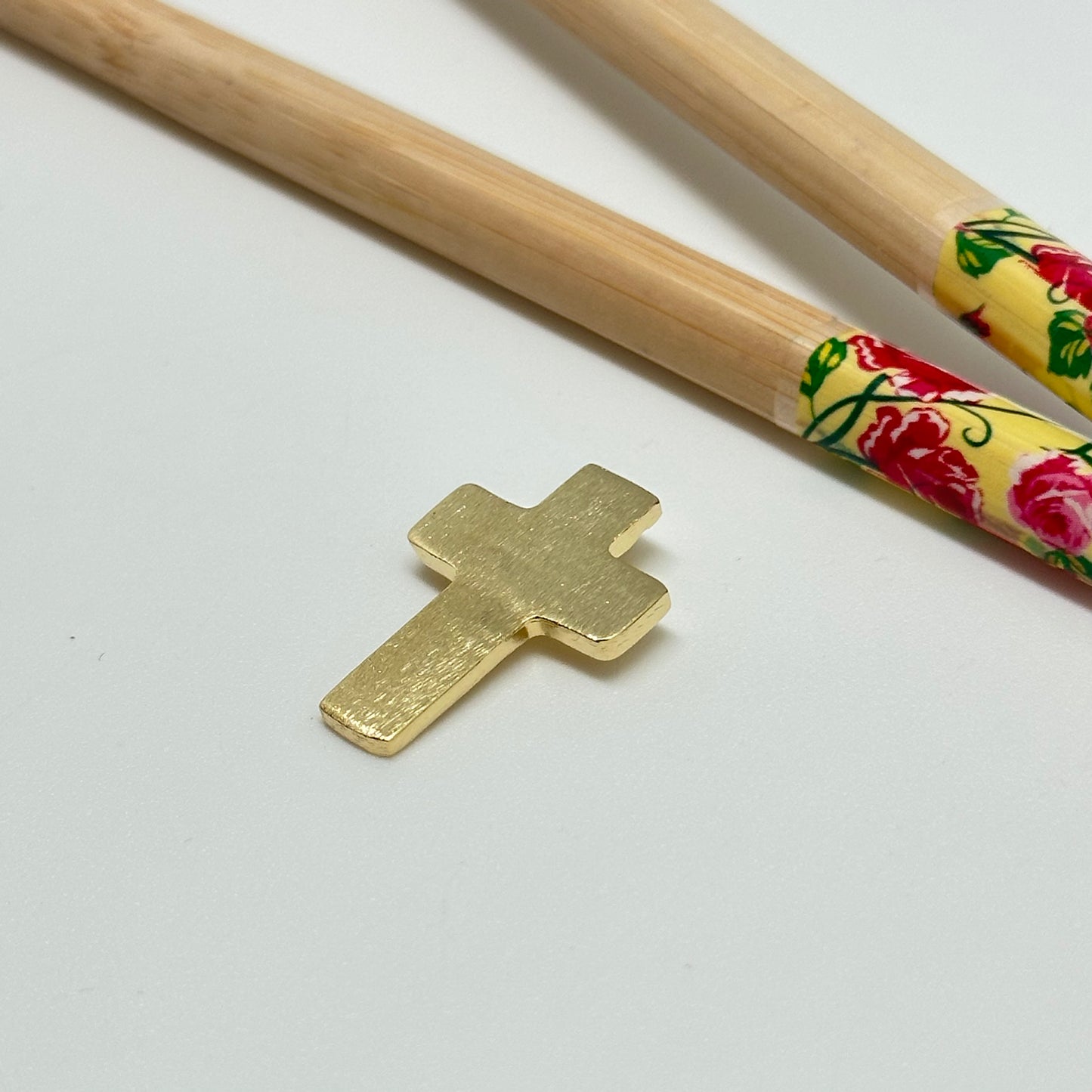 FO1031 Colgante Cruz Lijada argolla posterior 24 x 17 mm Figura Baño Oro