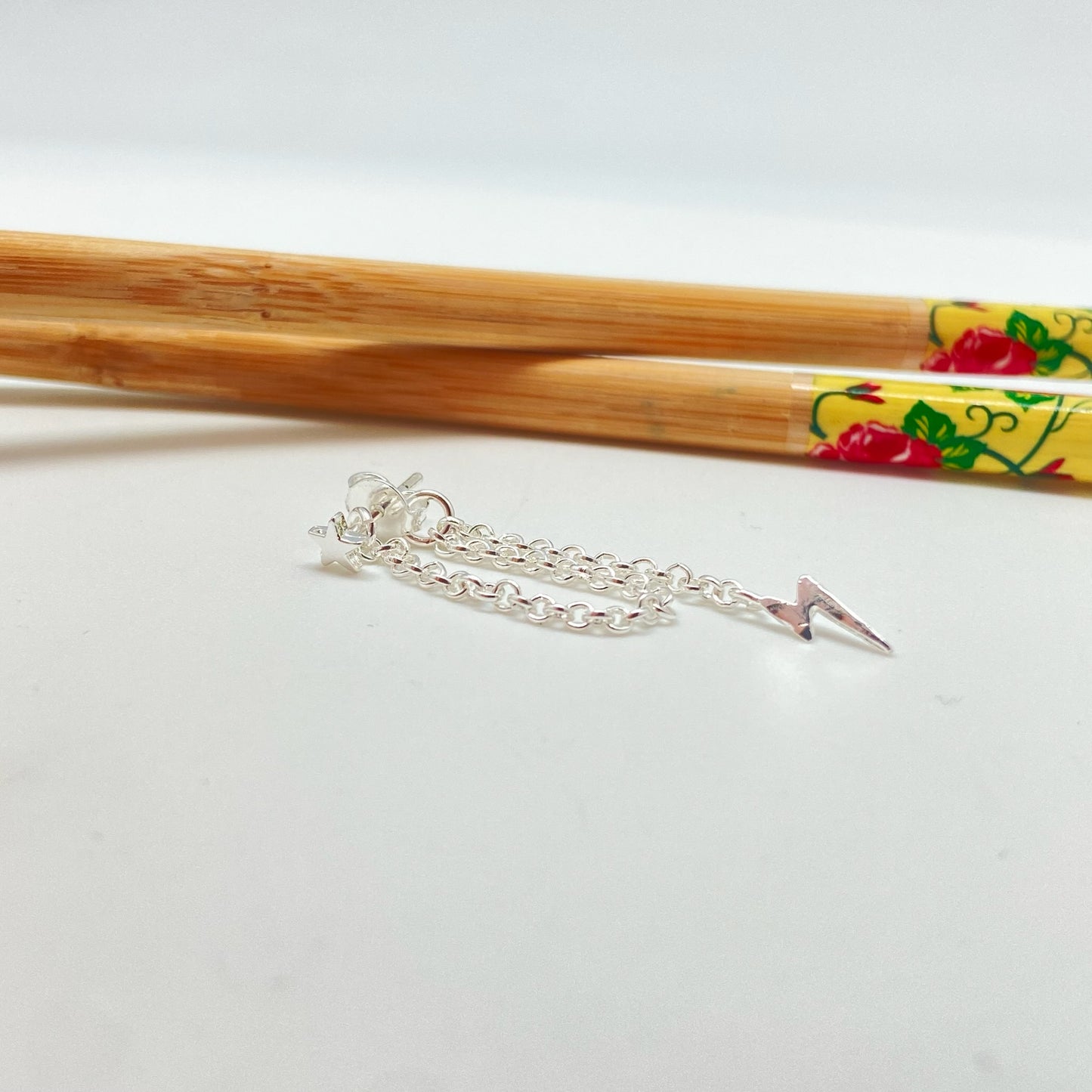 XP306 Aro base mini estrella 4 mm y mini rayo 10x4 mm colgado en cadena de 2.5 cm largo Aro Baño Plata