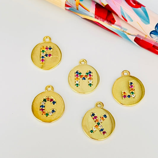 FO912 Colgante Redondo Letra en Circones Multicolor 11 mm más argollita Figura Baño Oro Figuras Bañadas en Oro y Plata hecho de Bronce Bañado en Oro 18K Joyas Bañadas en Oro
