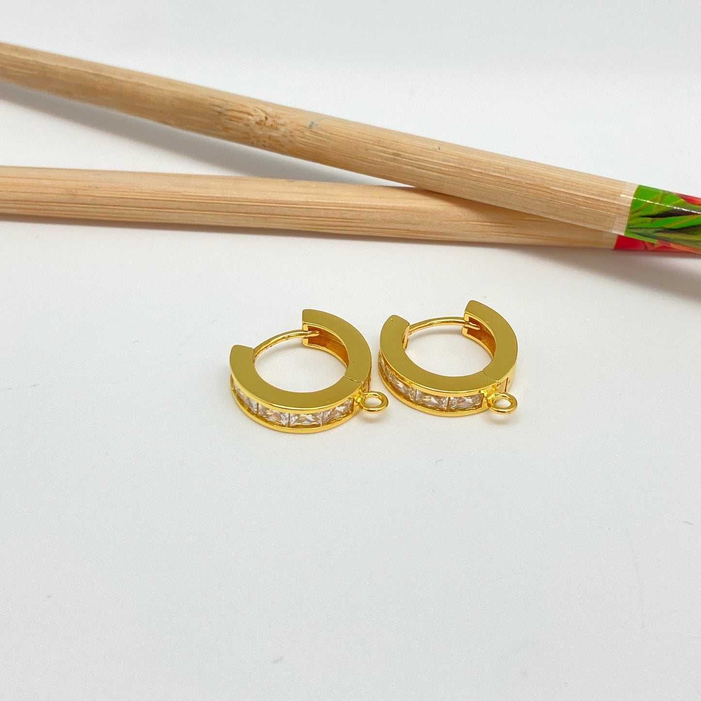 XO268 Aro Argolla con Circones a Presión con Argollita Diá. 15 mm Ancho 5 mm Aro Baño Oro Aros Bañados hecho de Bronce Bañado en Oro 18K Joyas Bañadas en Oro
