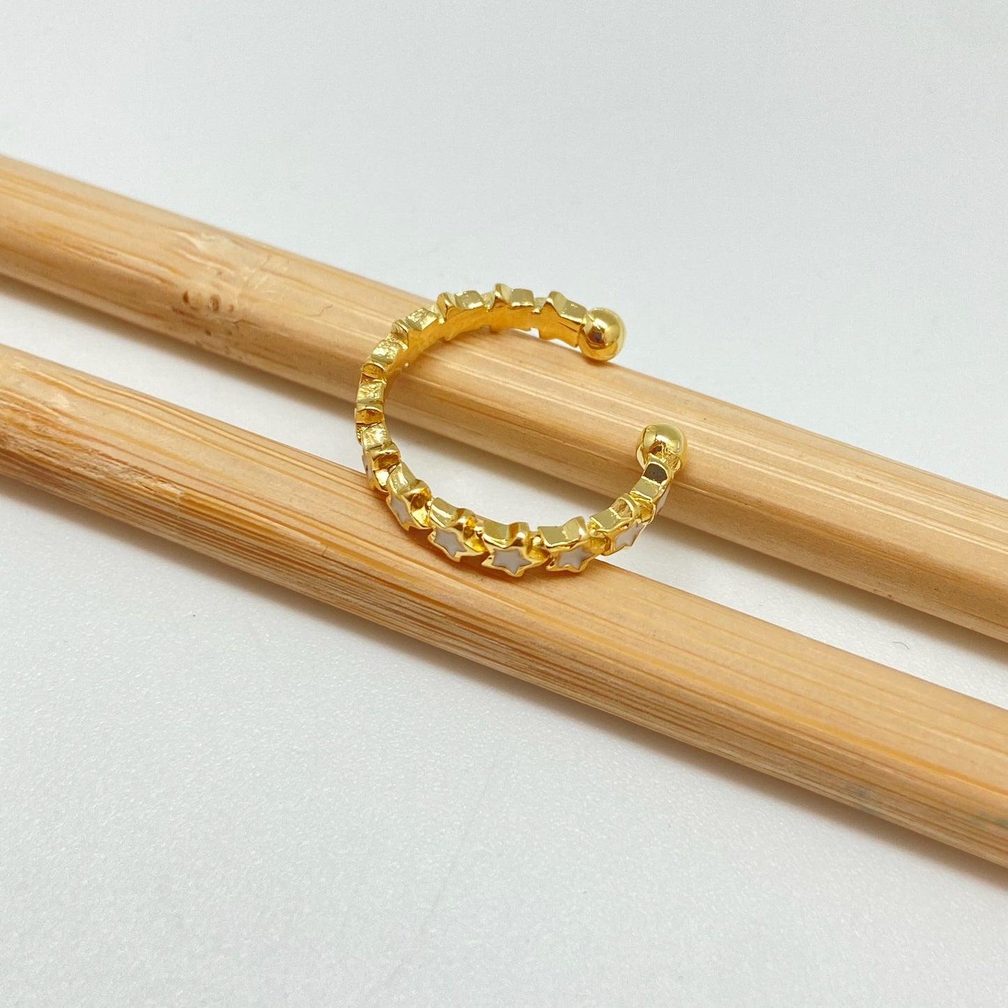 WO62 Anillo Ajustable Estrellas con resina color Dia. 18 mm ancho 3 mm Anillo Baño Oro