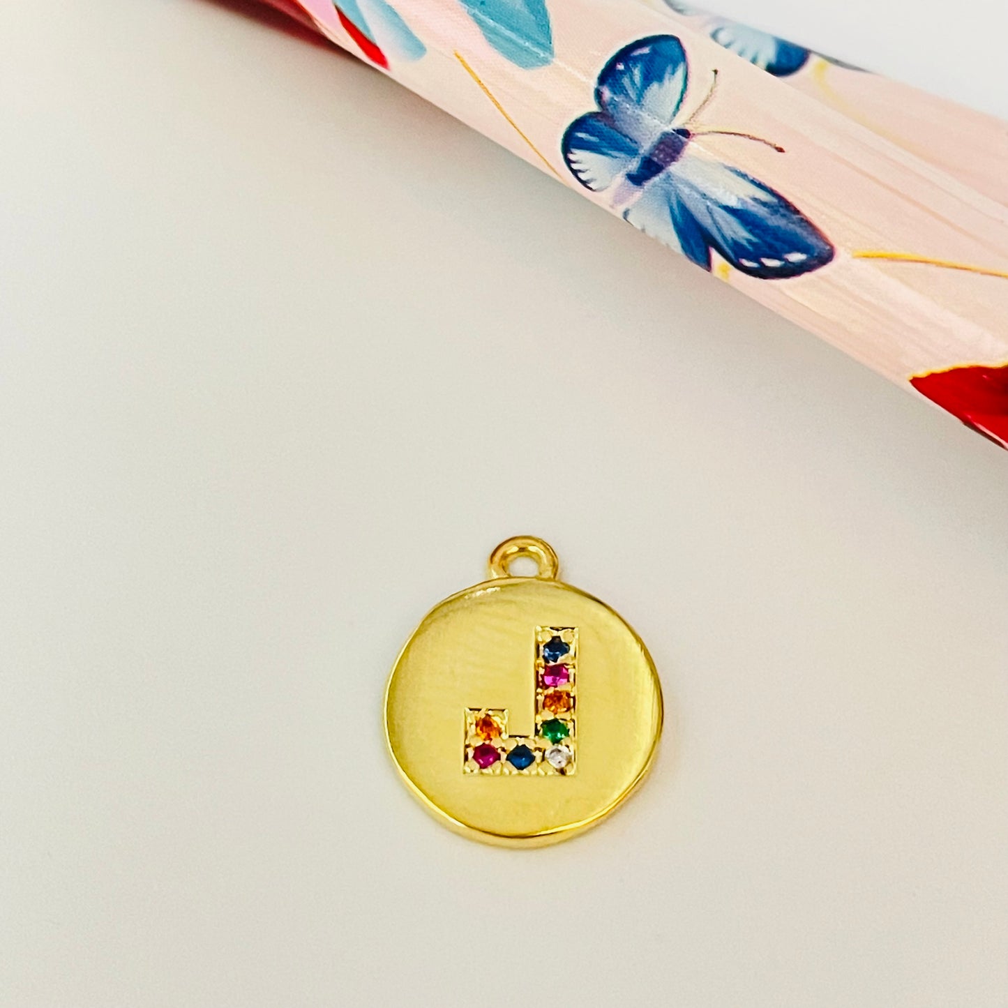 FO912 Colgante Redondo Letra en Circones Multicolor 11 mm más argollita Figura Baño Oro Figuras Bañadas en Oro y Plata hecho de Bronce Bañado en Oro 18K Joyas Bañadas en Oro