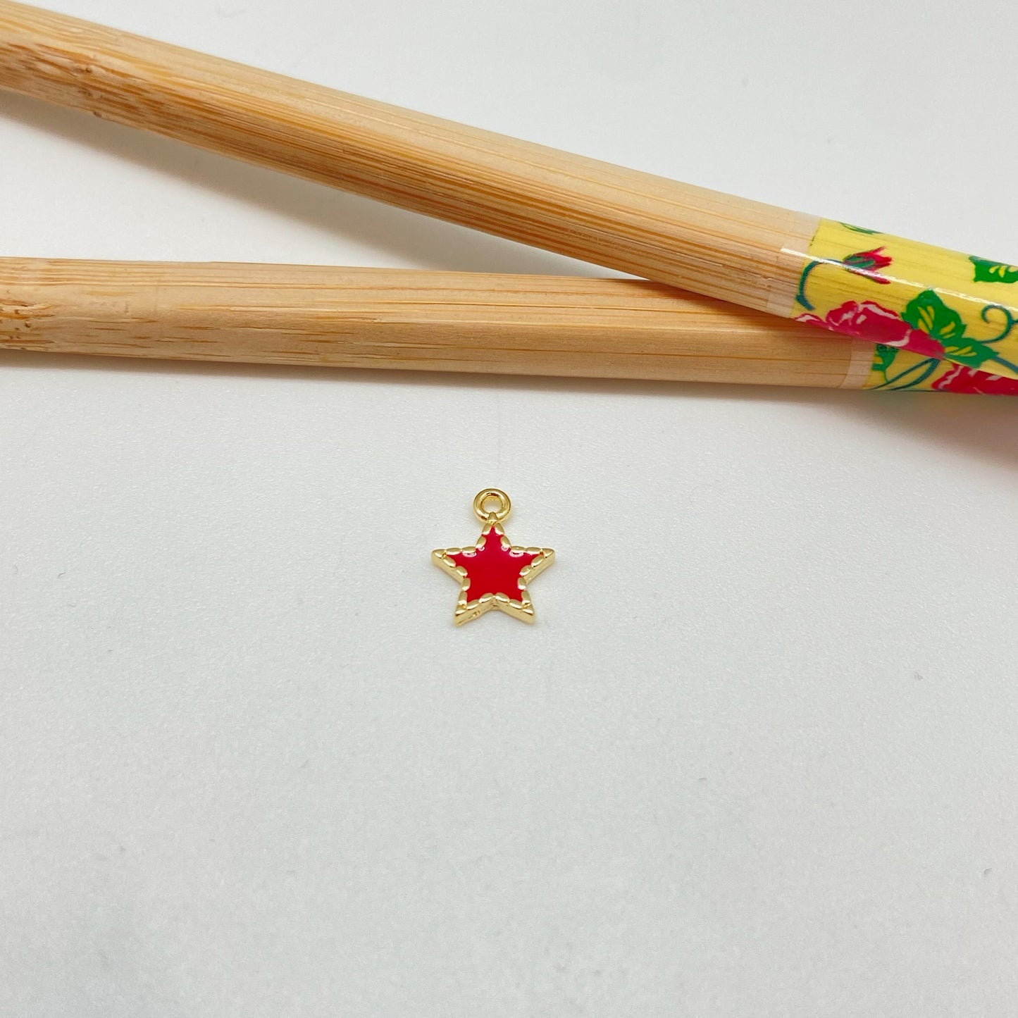 FO1022 Colgante mini estrella borde con puntitos con resina color 9x9 mm mas argollita Figura Baño Oro