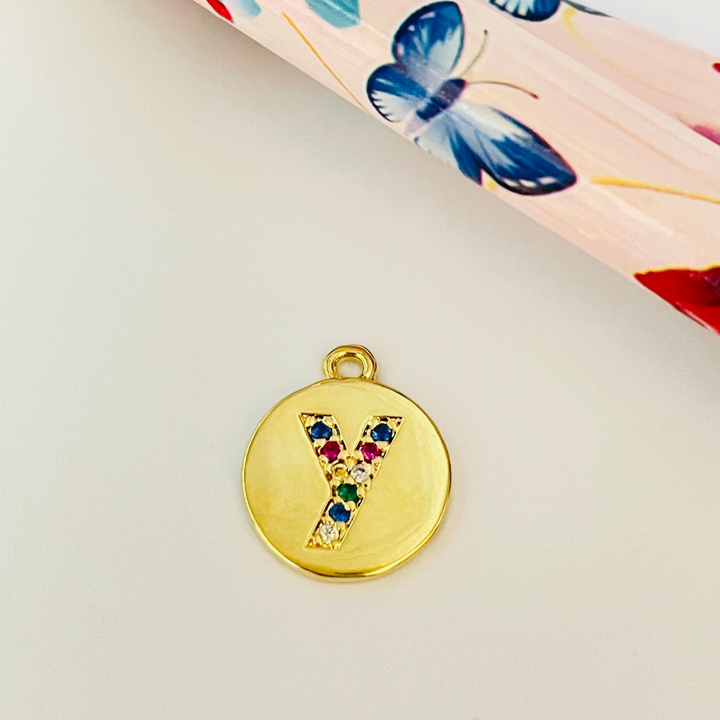 FO912 Colgante Redondo Letra en Circones Multicolor 11 mm más argollita Figura Baño Oro Figuras Bañadas en Oro y Plata hecho de Bronce Bañado en Oro 18K Joyas Bañadas en Oro