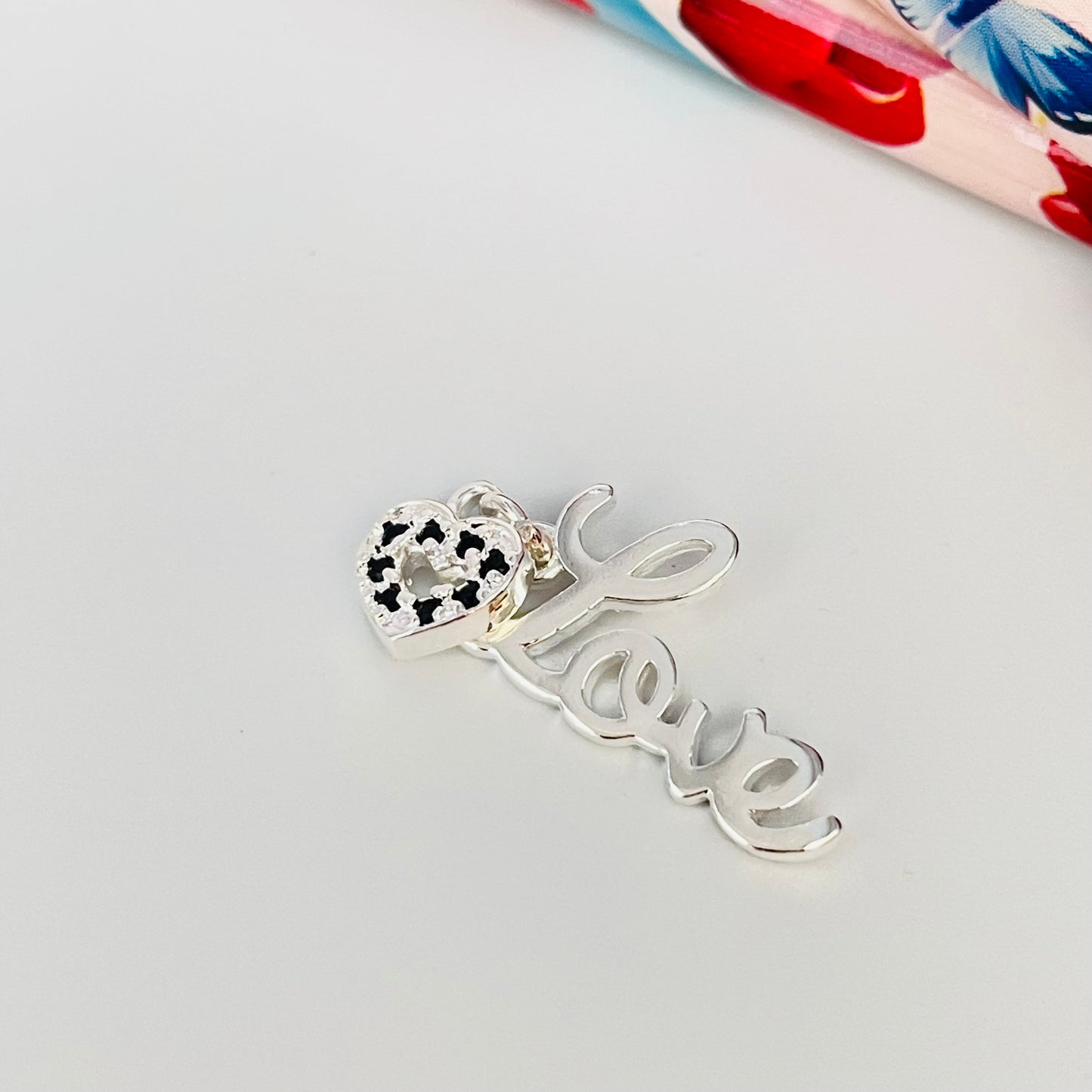 FP910 Colgante Love y Corazón calado con circones negro 10x20 mm Figura Baño Plata