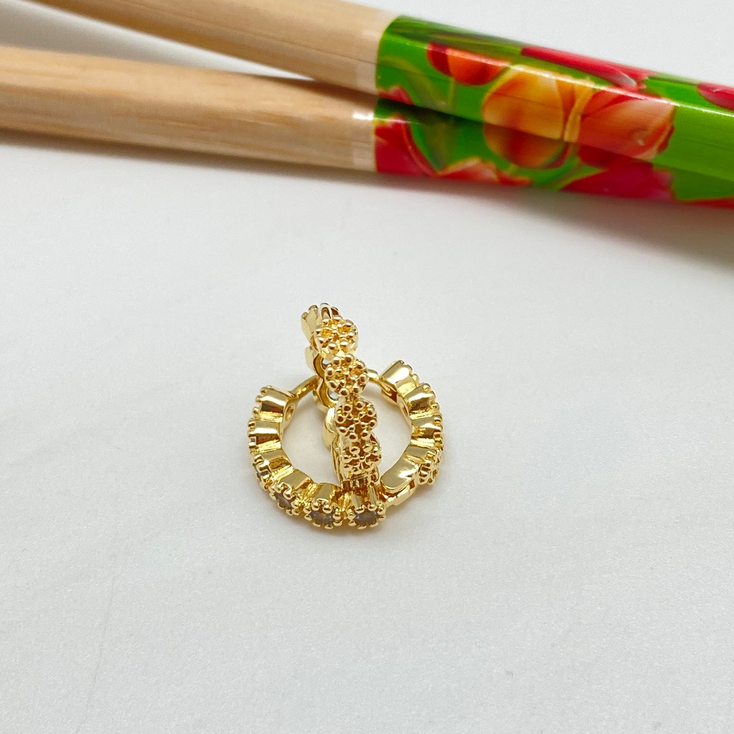 XO248 Aro Argolla de Presión 6 Circones Circón Agua Marina y 4 Mini Flores posteriores Bordes Rutilados diá. 15 mm Ancho 3 mm Aro Baño Oro