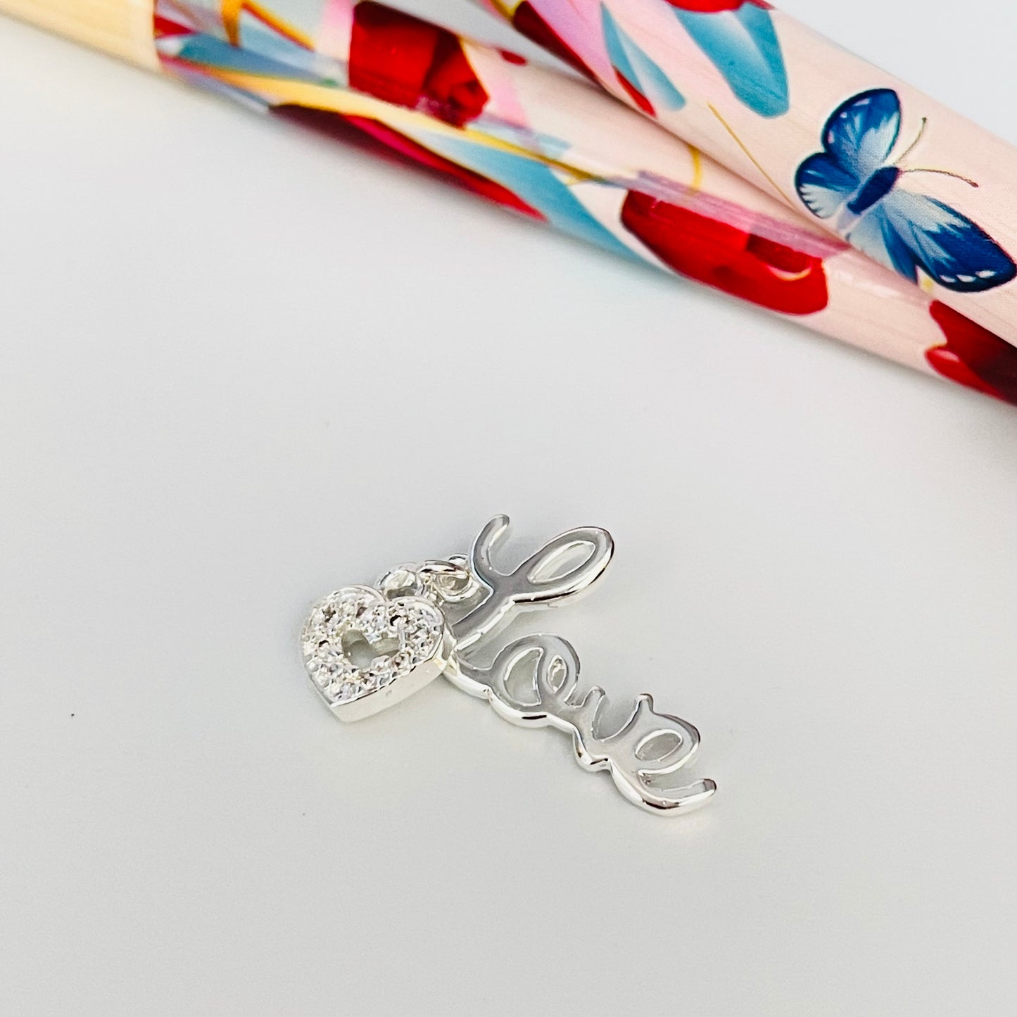 FP909 Colgante Love y Corazón calado con circones cristal 10x20 mm Figura Baño Plata