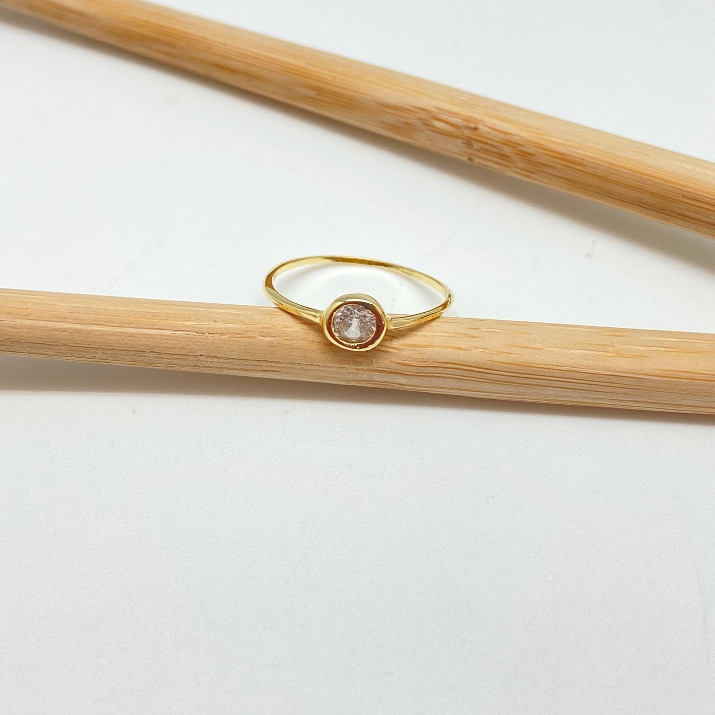 WO58 Anillo solitario circon cristal 5 mm argolla 1 mm espesor Anillo Baño Oro Anillos Bañados hecho de Bronce Bañado en Oro 18K Joyas Bañadas en Oro