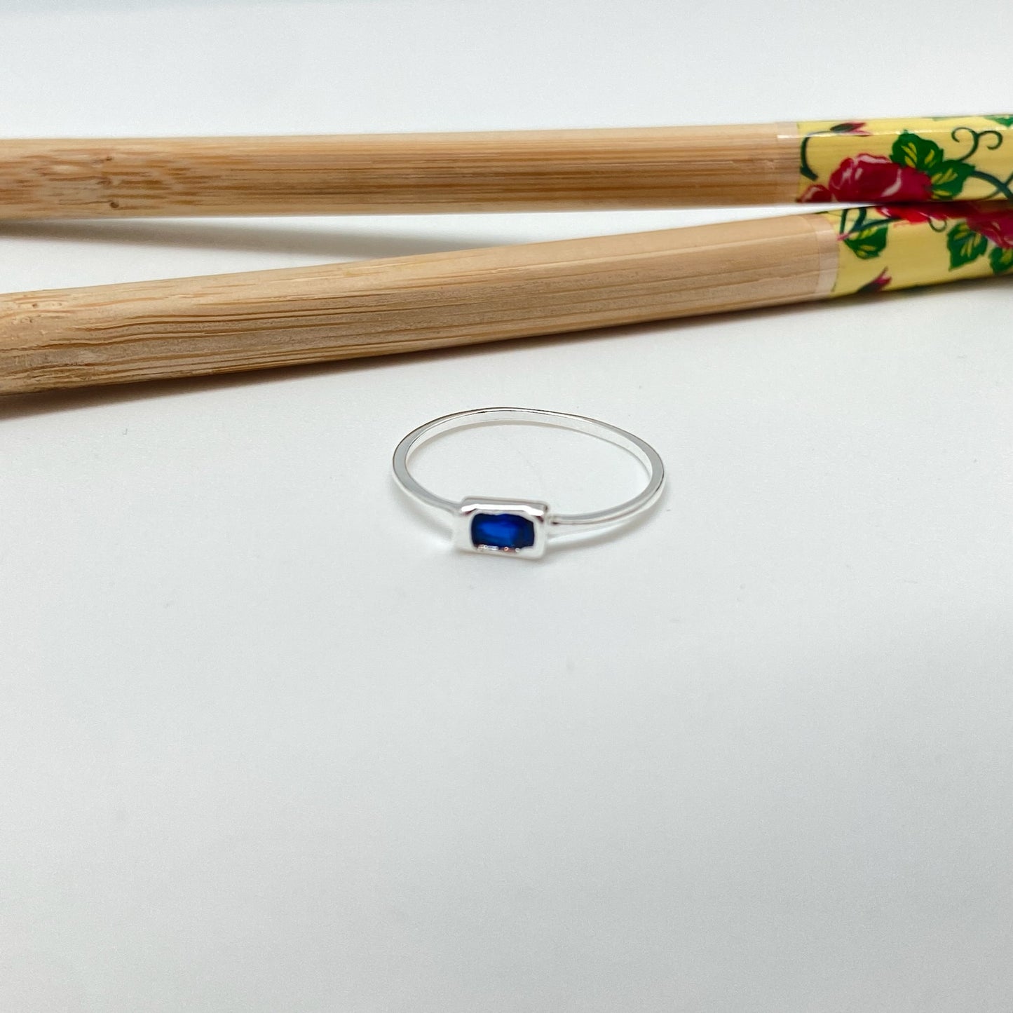 WP57 Anillo 1 circon zafiro baguette 4x2 mm argolla 1 mm espesor Anillo Baño Plata Anillos Bañados hecho de Bronce Bañado en Plata 50 ml Joyas Bañadas en Plata