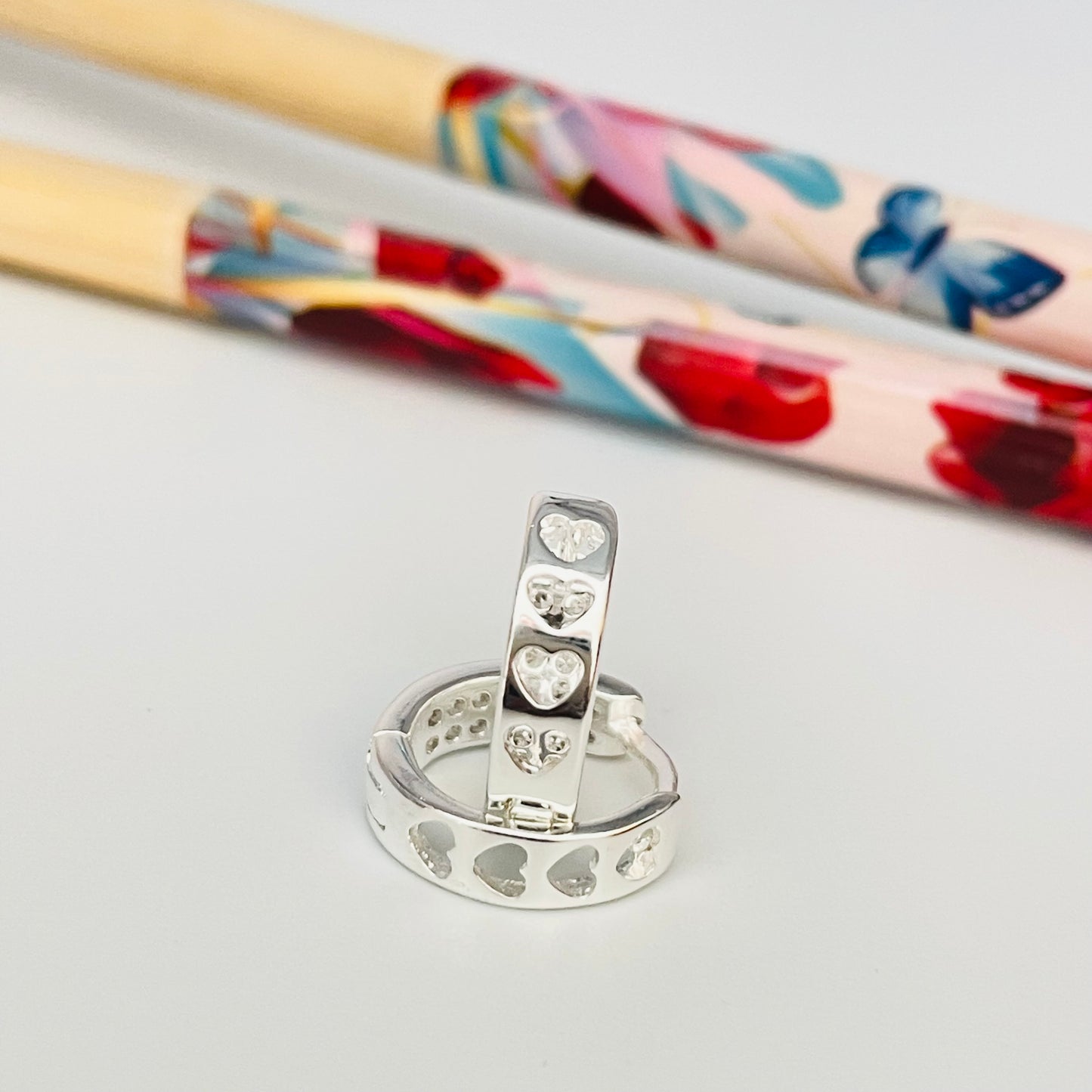 XP213 Aro Argolla Presión Circones y Corazones Calados 13 mm ancho 4 mm Aro Baño Plata Aros Bañados en Oro y Plata hecho de Bronce Bañado en Plata 50 ml Joyas Bañadas en Plata