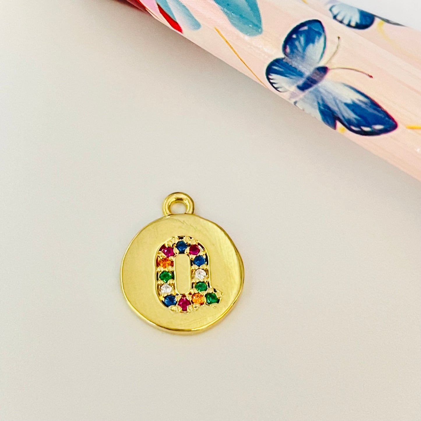 FO912 Colgante Redondo Letra en Circones Multicolor 11 mm más argollita Figura Baño Oro Figuras Bañadas en Oro y Plata hecho de Bronce Bañado en Oro 18K Joyas Bañadas en Oro