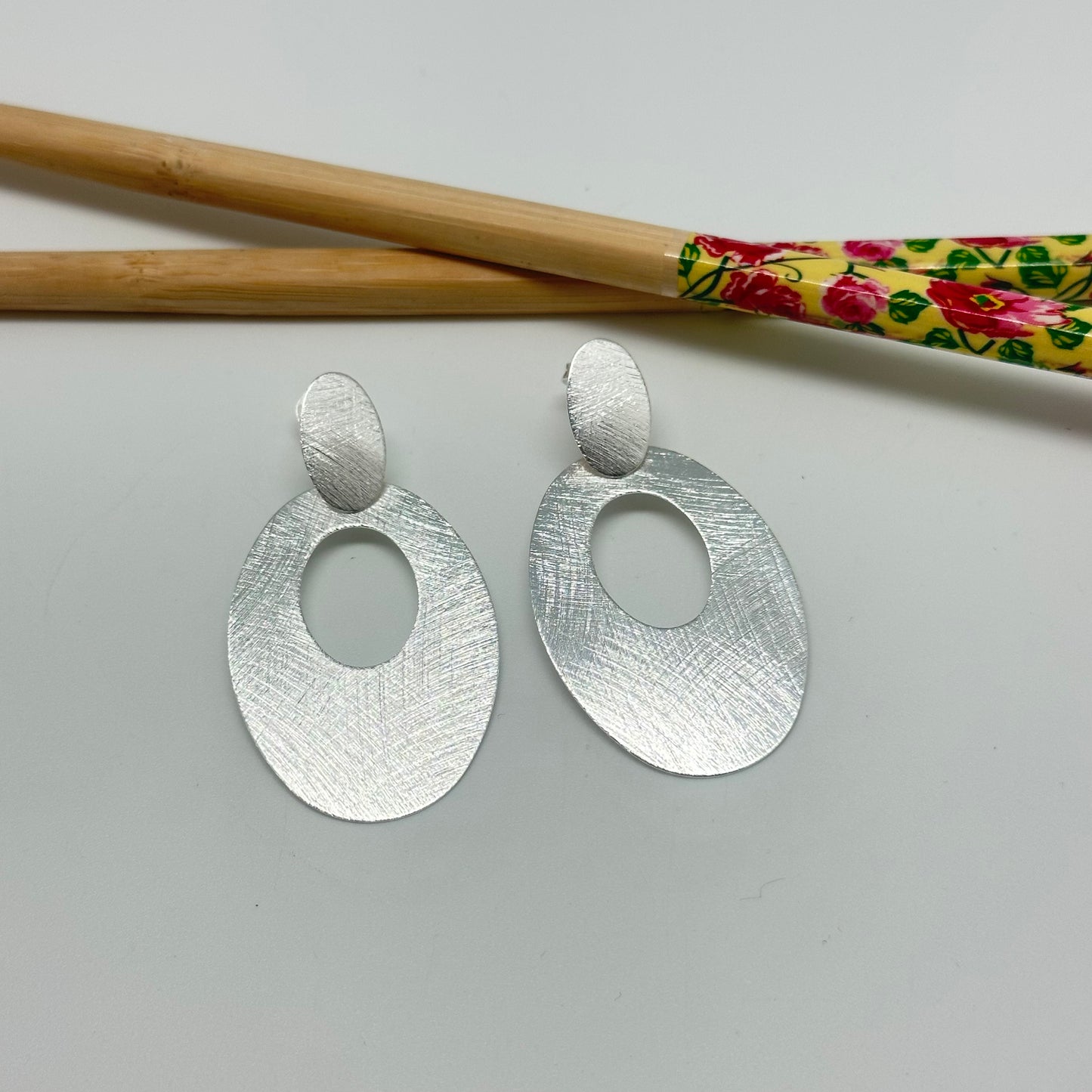 XP314 Aro Ovalado Lijado Largo total 50 mm Base 15 x 10 mm Figura Oval 40 x 28 mm Aro Baño Plata