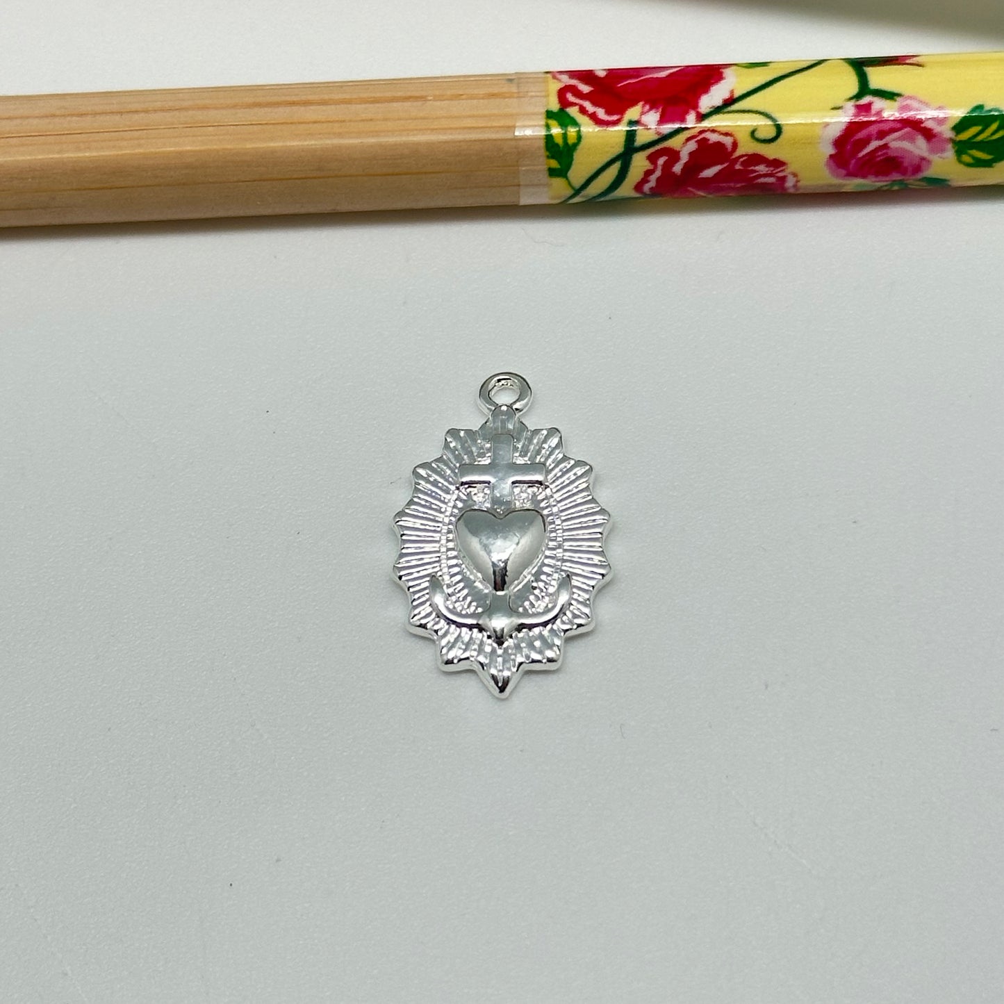 FP1028 Colgante Detente con cruz en relieve borde irregular 17 x 12 mm mas argollita Figura Baño Plata