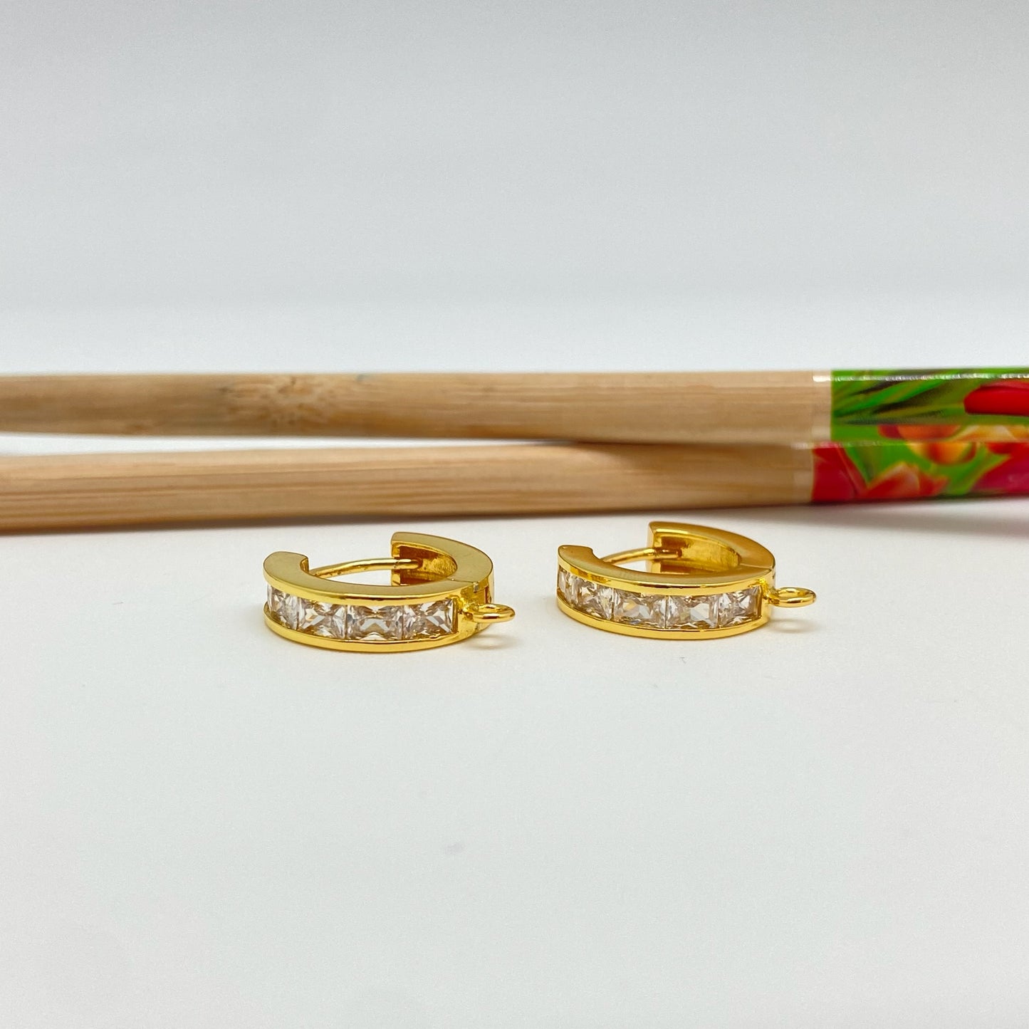 XO268 Aro Argolla con Circones a Presión con Argollita Diá. 15 mm Ancho 5 mm Aro Baño Oro Aros Bañados hecho de Bronce Bañado en Oro 18K Joyas Bañadas en Oro