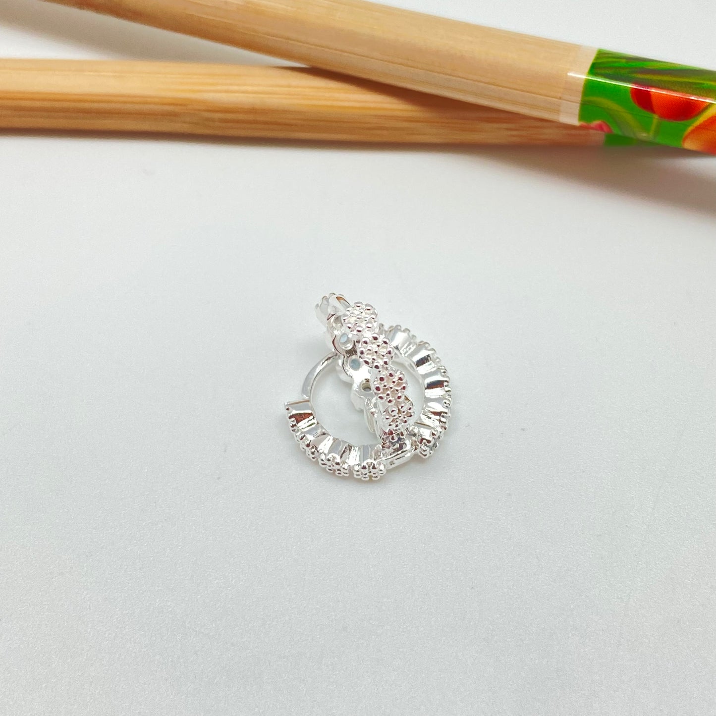 XP248 Aro Argolla de Presión 6 Circones Circón Agua Marina y 4 Mini Flores posteriores Bordes Rutilados diá. 15 mm Ancho 3 mm Aro Baño Plata