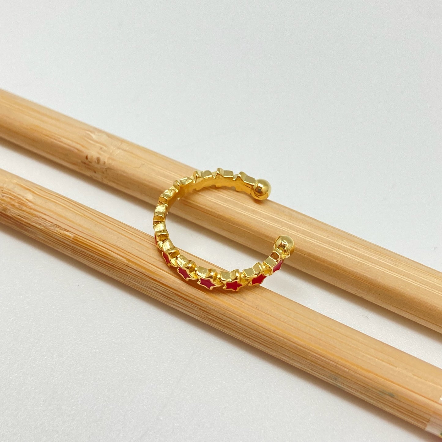 WO62 Anillo Ajustable Estrellas con resina color Dia. 18 mm ancho 3 mm Anillo Baño Oro