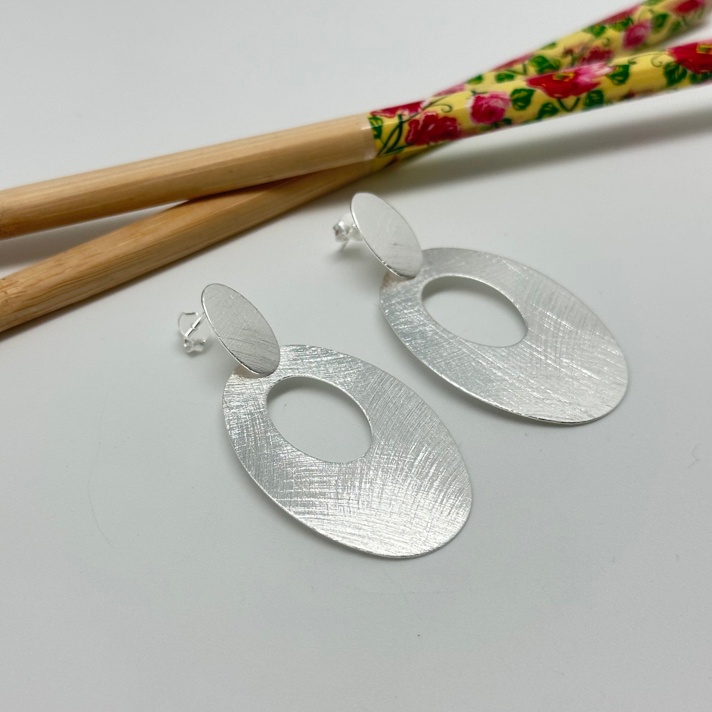 XP314 Aro Ovalado Lijado Largo total 50 mm Base 15 x 10 mm Figura Oval 40 x 28 mm Aro Baño Plata