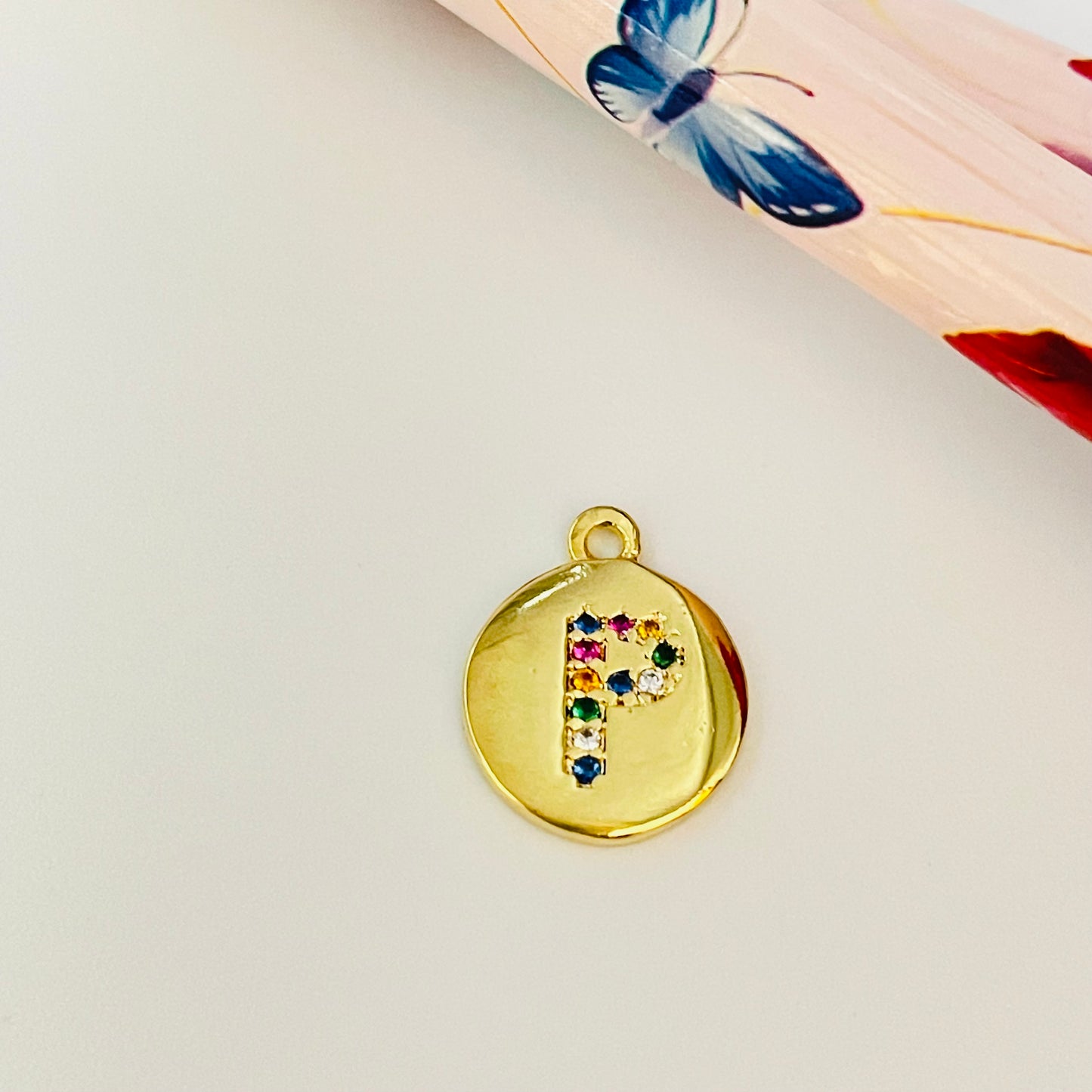 FO912 Colgante Redondo Letra en Circones Multicolor 11 mm más argollita Figura Baño Oro Figuras Bañadas en Oro y Plata hecho de Bronce Bañado en Oro 18K Joyas Bañadas en Oro