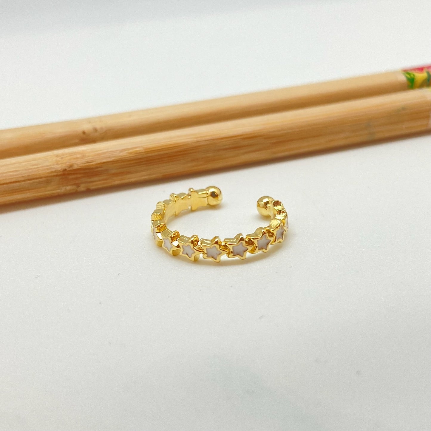 WO62 Anillo Ajustable Estrellas con resina color Dia. 18 mm ancho 3 mm Anillo Baño Oro