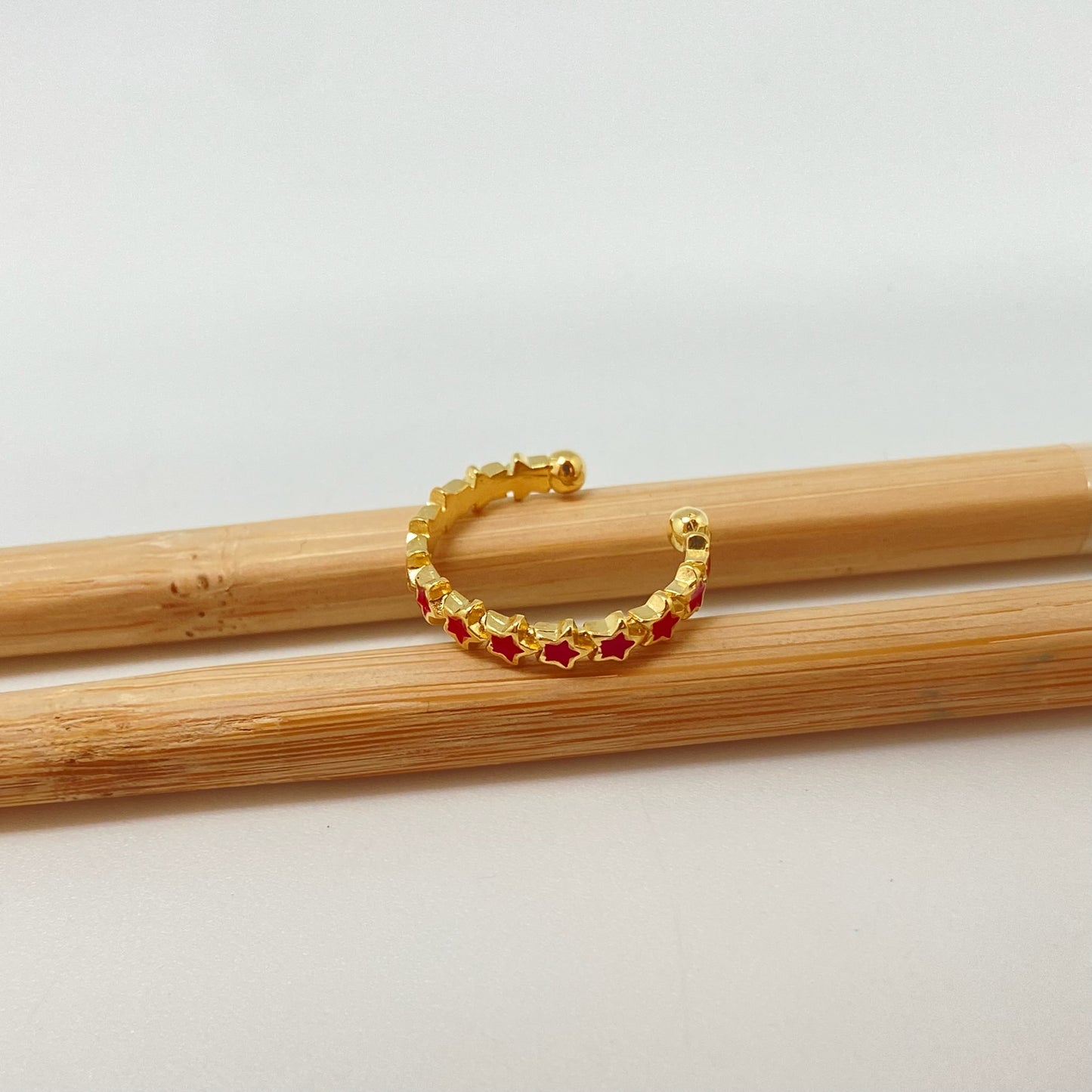 WO62 Anillo Ajustable Estrellas con resina color Dia. 18 mm ancho 3 mm Anillo Baño Oro