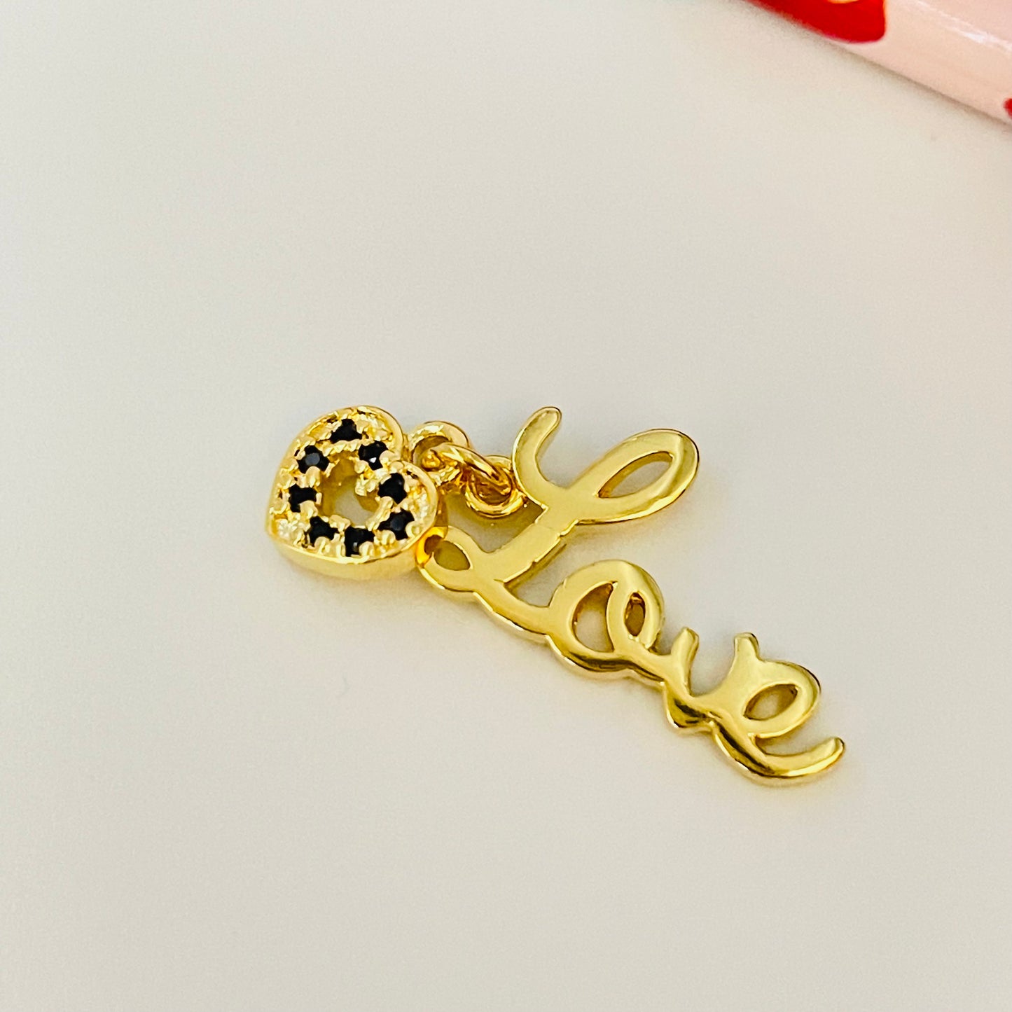 FO910 Colgante Love y Corazón calado con circones negro 10x20 mm Figura Baño Oro