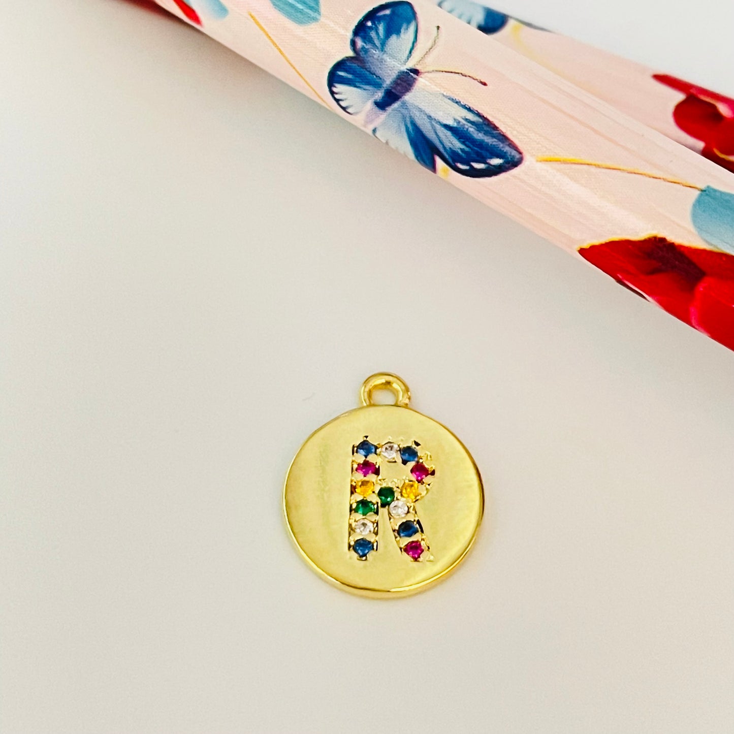 FO912 Colgante Redondo Letra en Circones Multicolor 11 mm más argollita Figura Baño Oro Figuras Bañadas en Oro y Plata hecho de Bronce Bañado en Oro 18K Joyas Bañadas en Oro