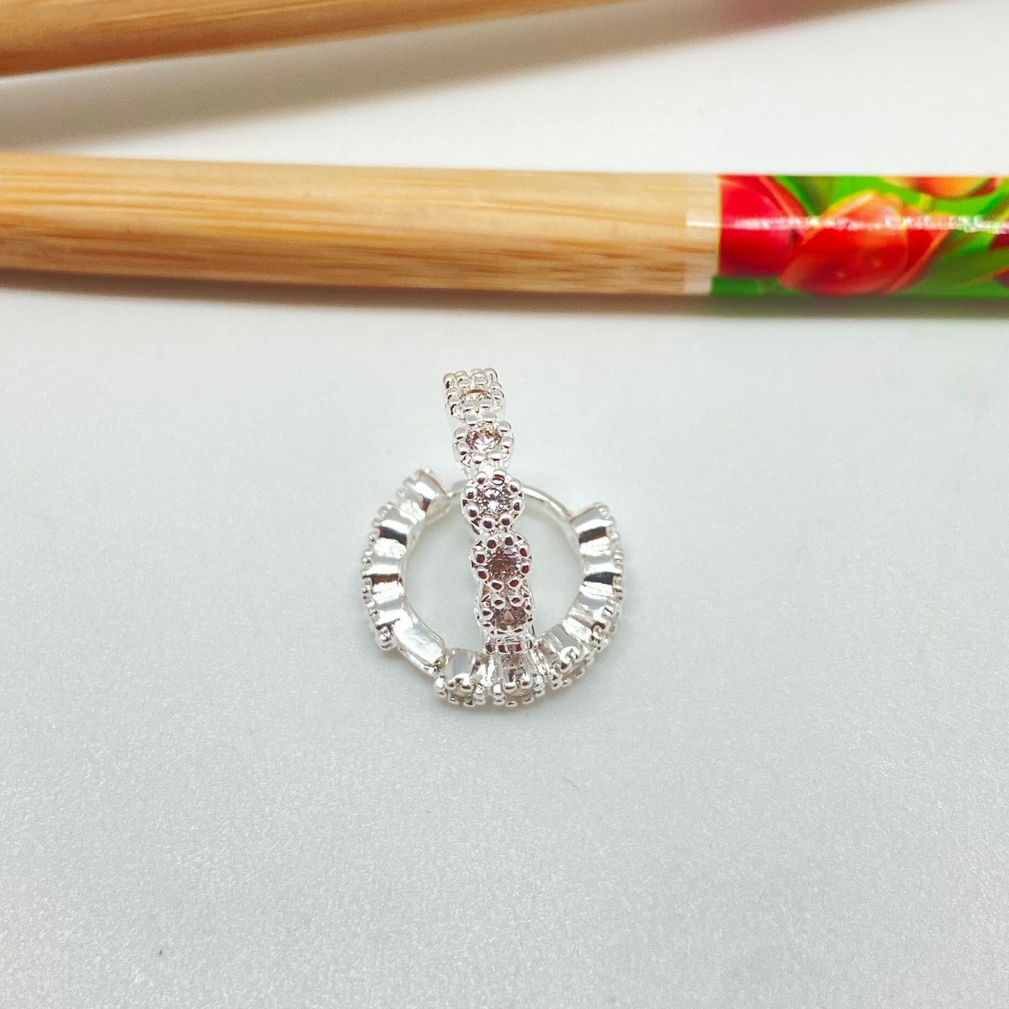 XP249 Aro Argolla de Presión 6 Circones Circón Cristal y 4 Mini Flores posteriores Bordes Rutilados diá. 15 mm Ancho 3 mm Aro Baño Plata