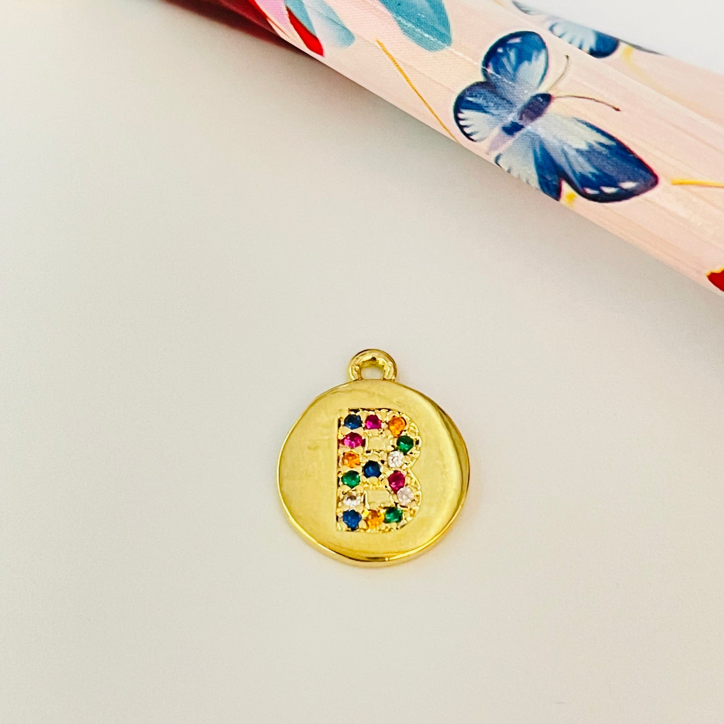 FO912 Colgante Redondo Letra en Circones Multicolor 11 mm más argollita Figura Baño Oro Figuras Bañadas en Oro y Plata hecho de Bronce Bañado en Oro 18K Joyas Bañadas en Oro