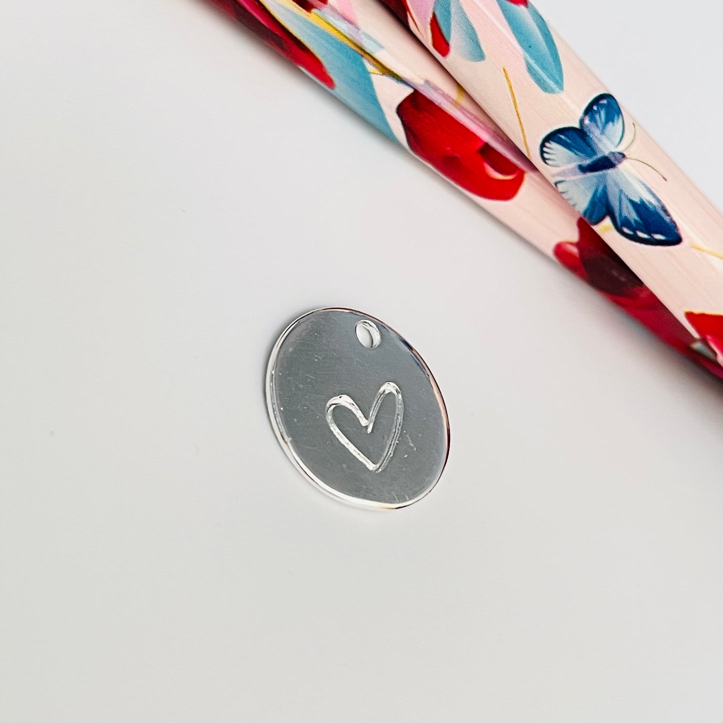 FP901 Colgante Redondo con Corazón estampado 15 mm Figura Baño Plata