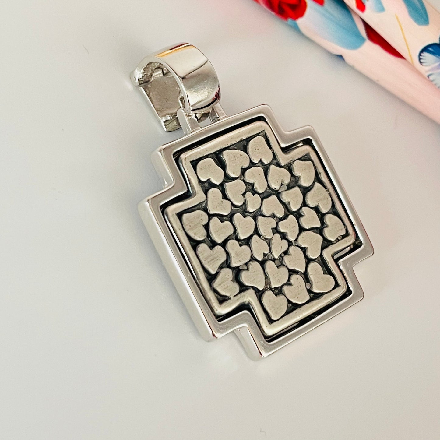 FP06 Colgante Cruz del Equilibrio con corazones estampados 27 mm mas valier Figura Baño Plata