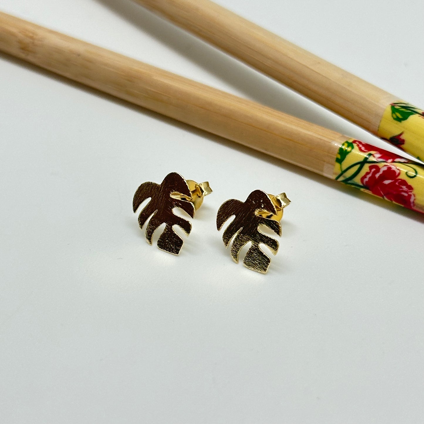 XO313 Aro Monstera 12 x 10 mm Aro Baño Oro Aros Bañados hecho de Bronce Bañado en Oro 18K Joyas Bañadas en Oro