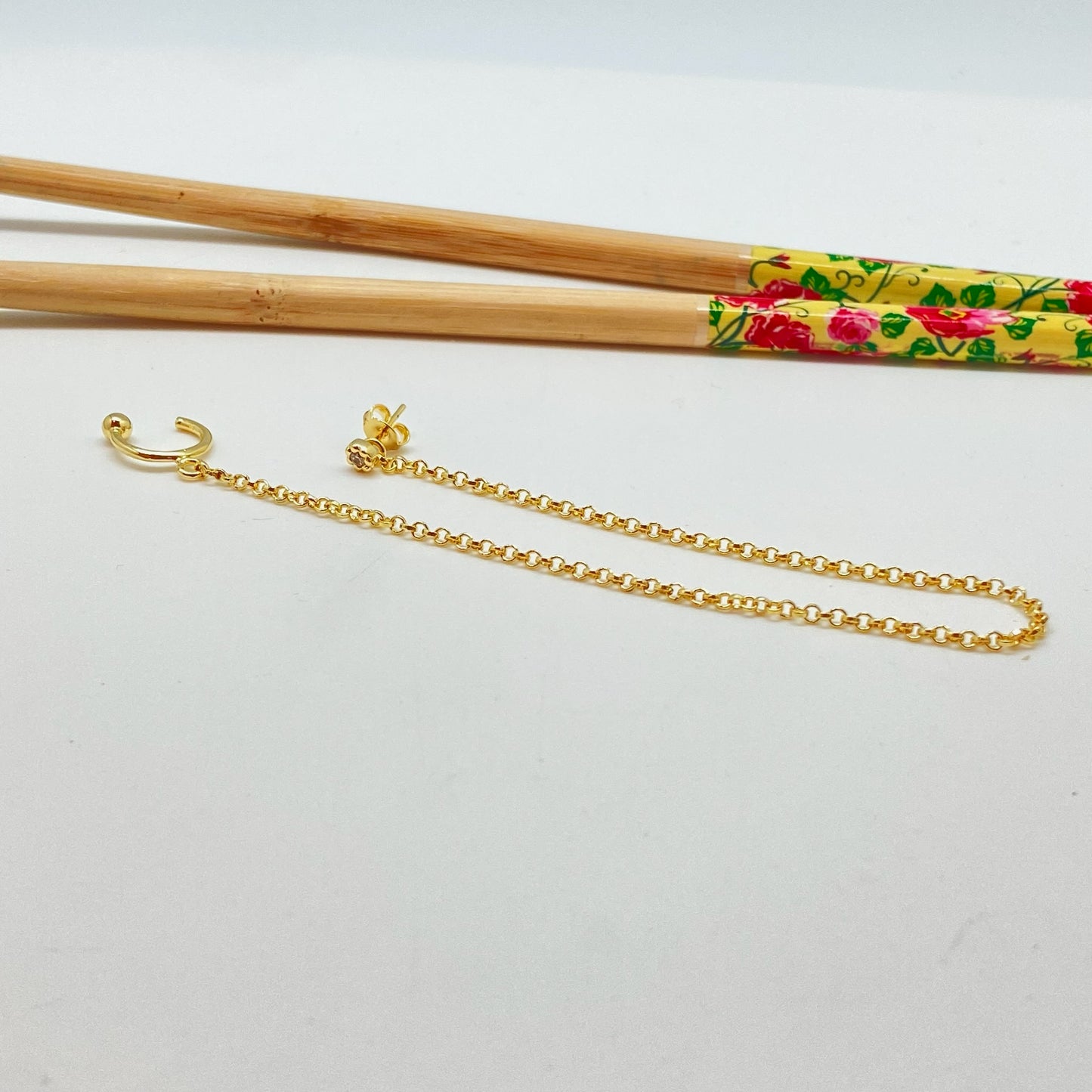 XO303 Cuff argollita con 1 bolita y aro punto de luz 4 mm borde rutilado unidos por cadena de 18 cm largo Aro Baño Oro