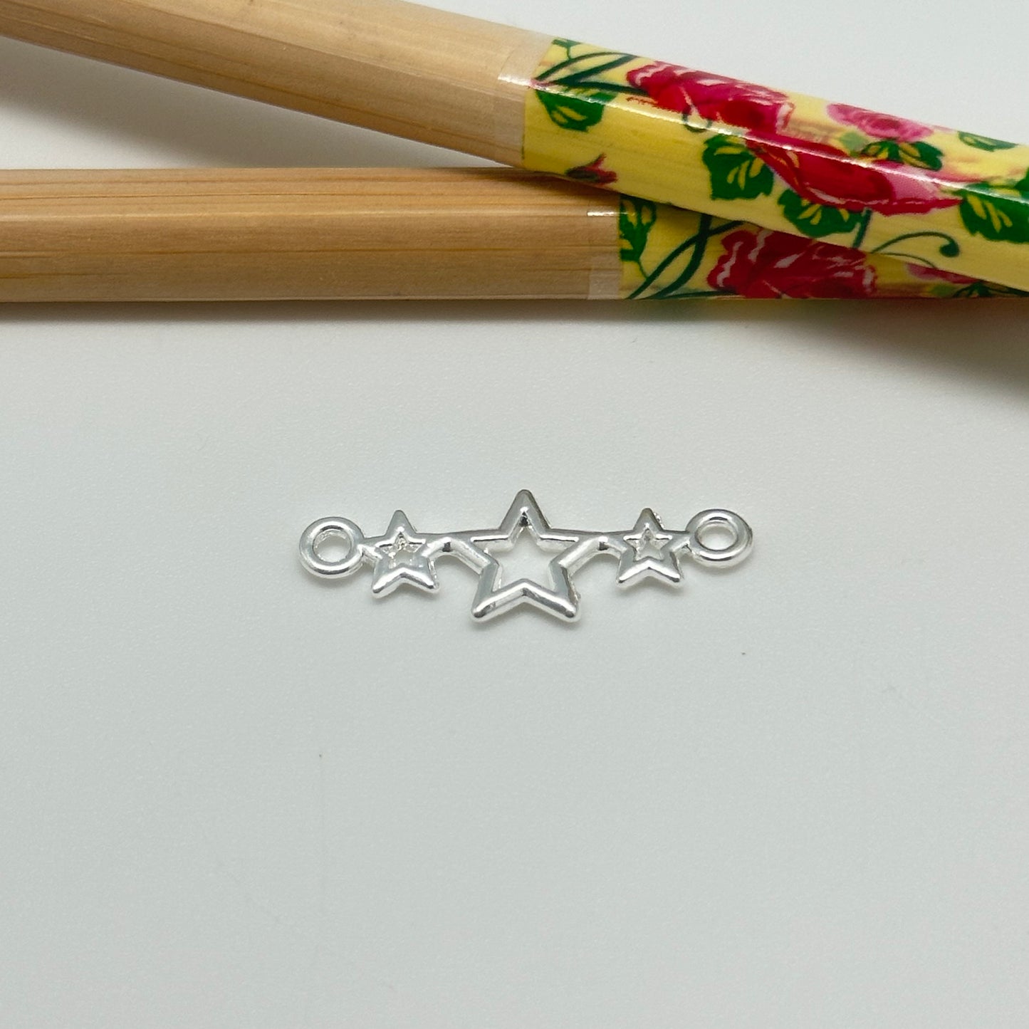 FP1027 Conector 3 estrellas caladas 18 x 9 mm mas argollitas Figura Baño Plata